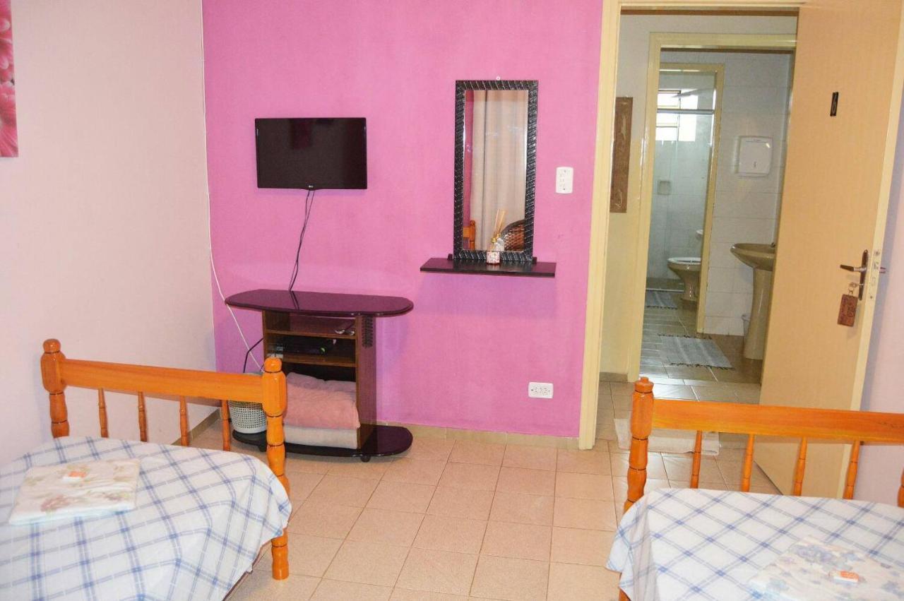 Quarto Triplo Básico com Casa de Banho Partilhada