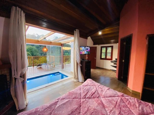 Chalé com Piscina Privada