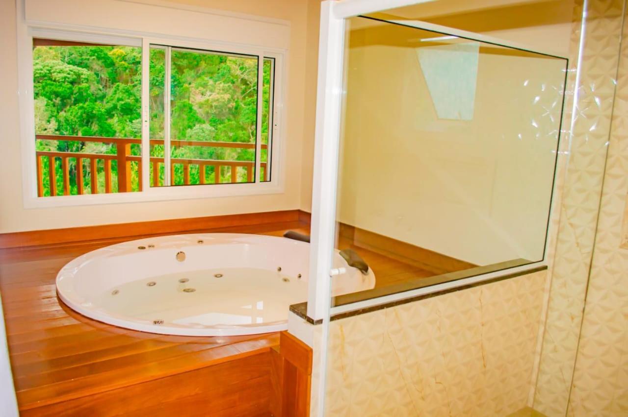 Quarto Duplo com Banheira de Hidromassagem