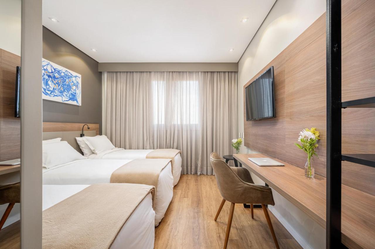 Quarto Triplo Luxo com 3 Camas Individuais