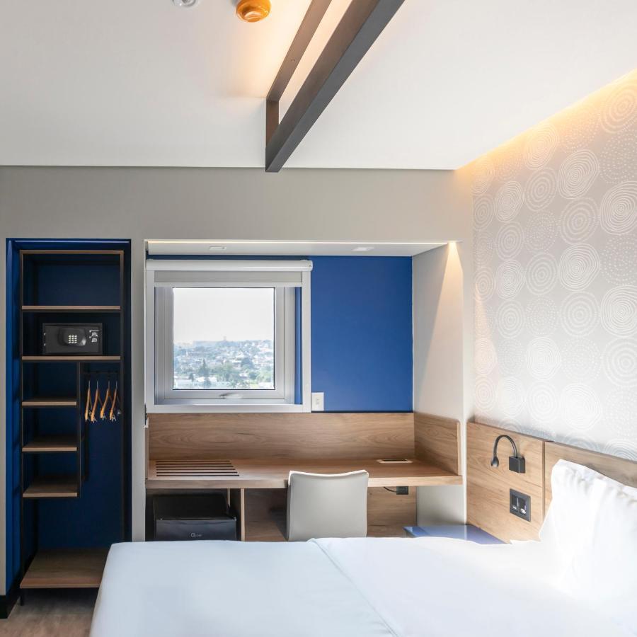 Standard Double - 1 Queen Bed