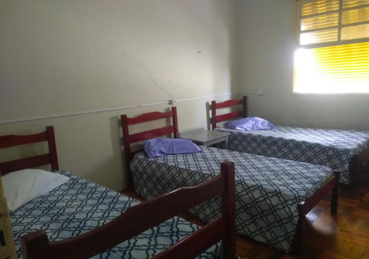 Quarto Triplo Básico com Casa de Banho Partilhada