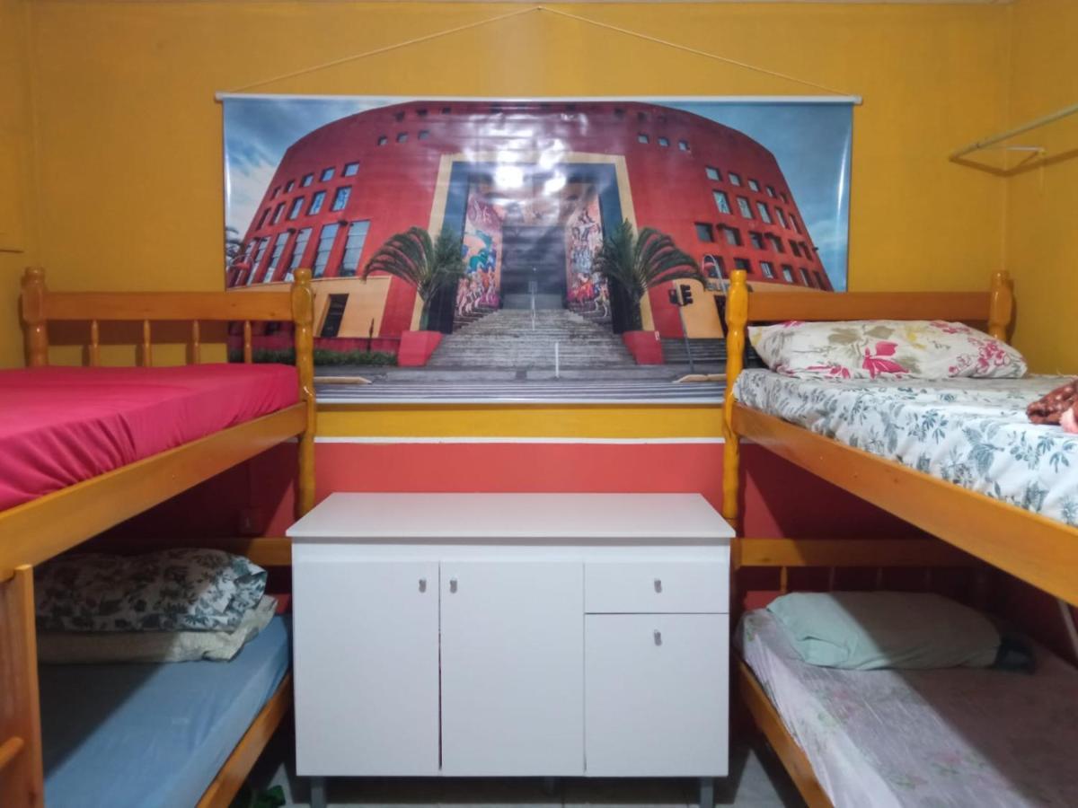 Cama Individual num Dormitório com 6 Camas