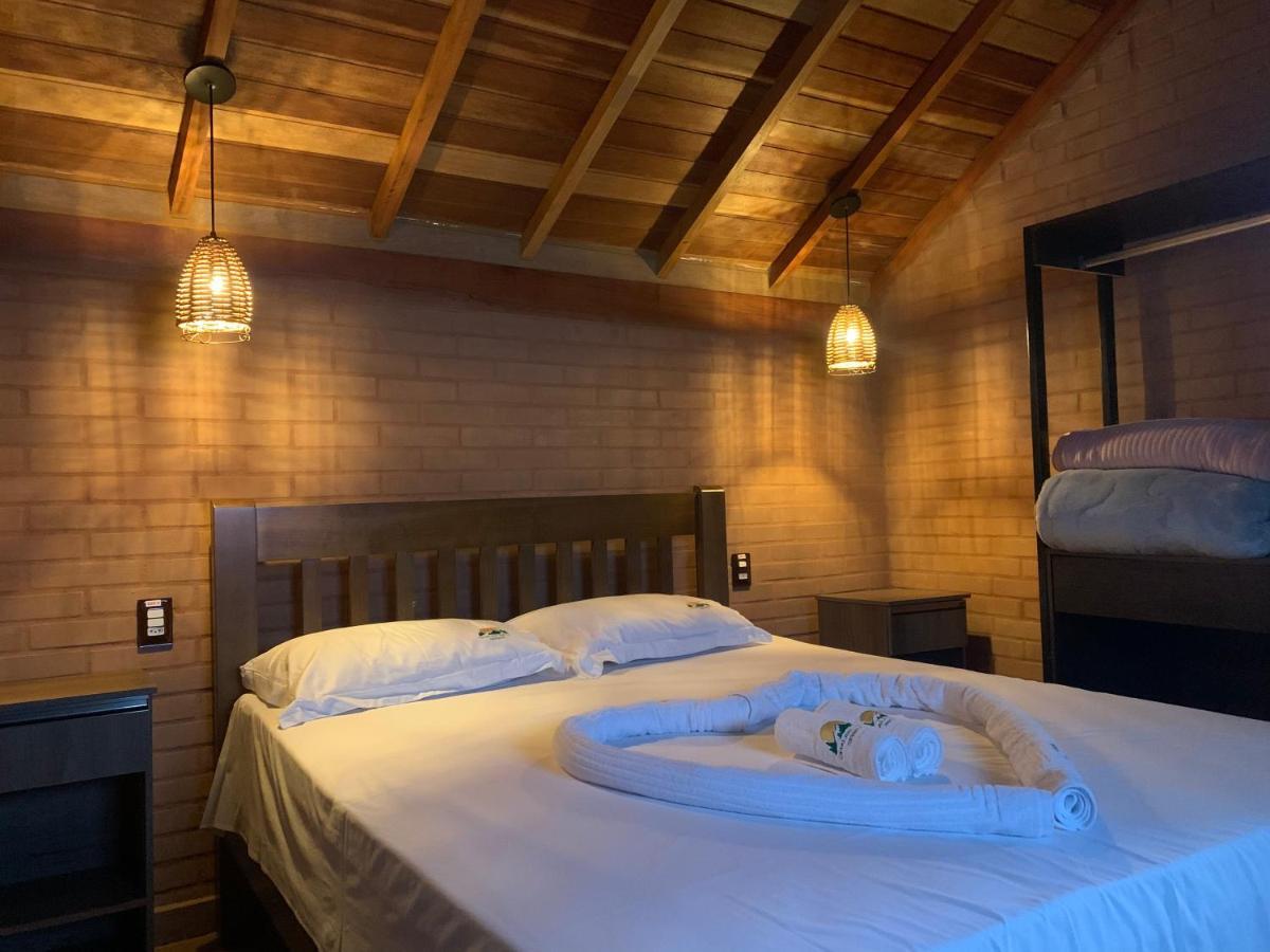 Quarto com Cama Queen-size e Banheira de Hidromassagem