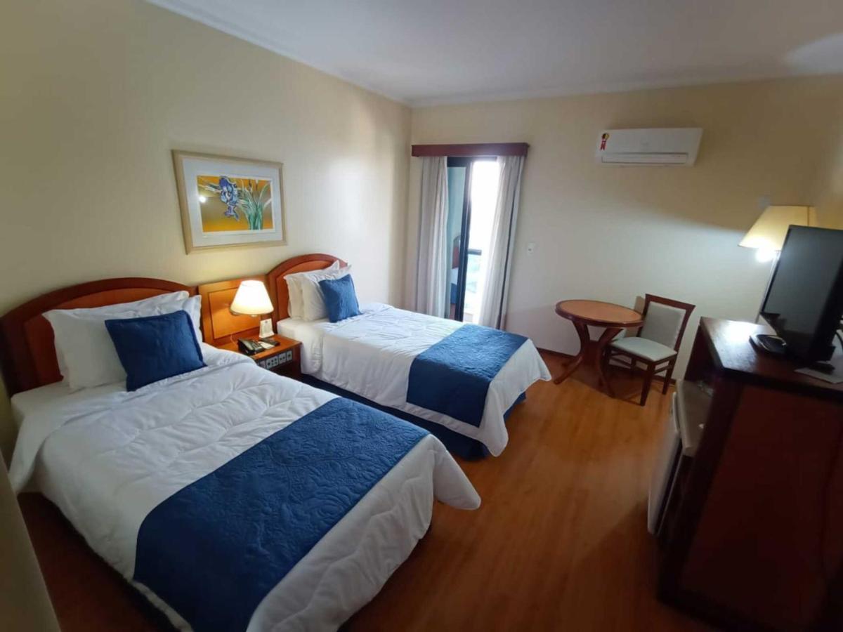 Quarto Duplo com 2 Camas Individuais.