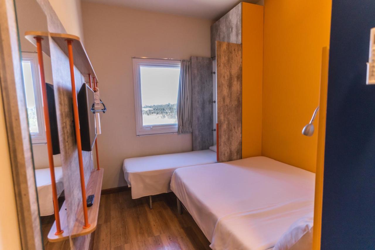 Apartamento com Cama de Casal e Cama Individual