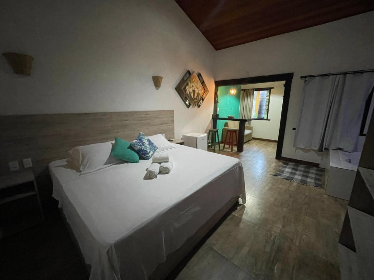Habitación con cama extragrande y bañera de hidromasaje