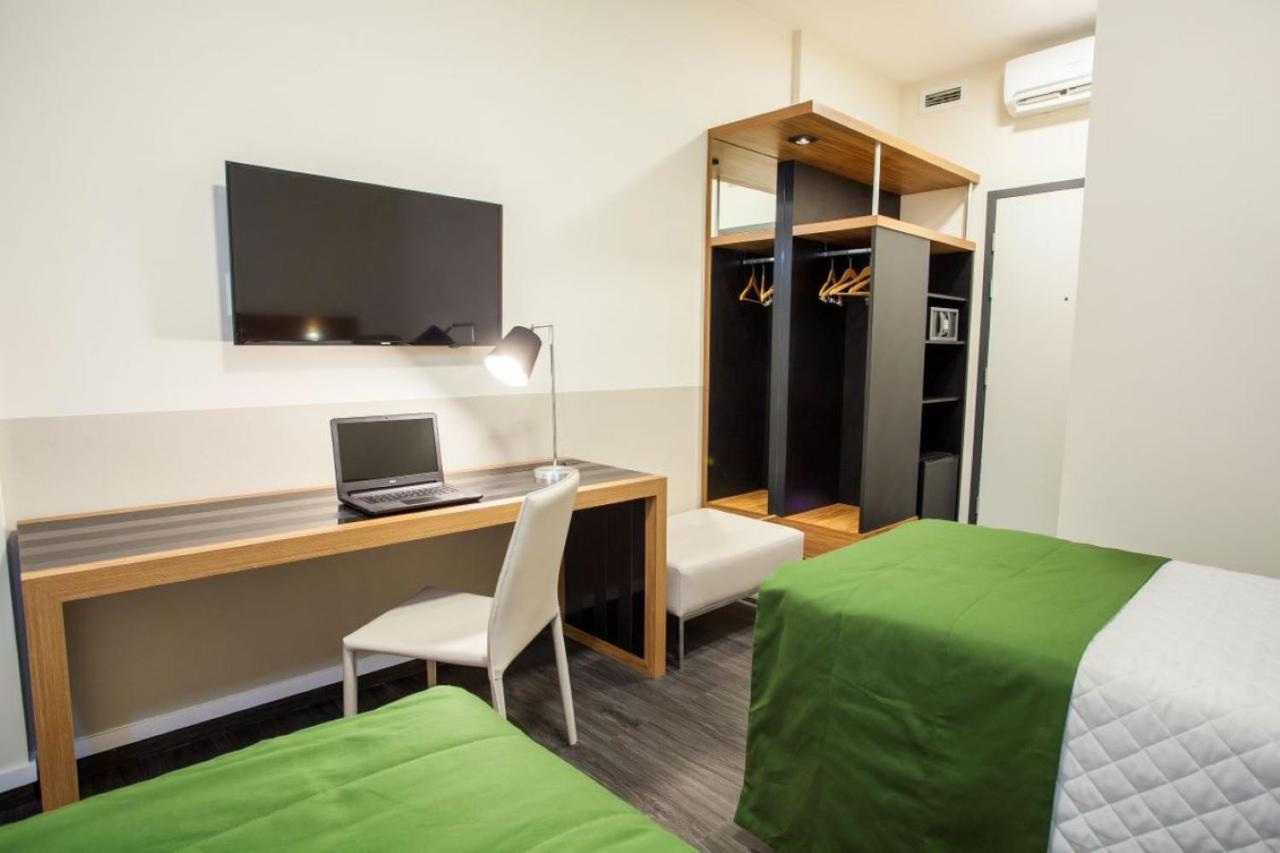 Quarto Deluxe (2 Adultos + 1 Criança)