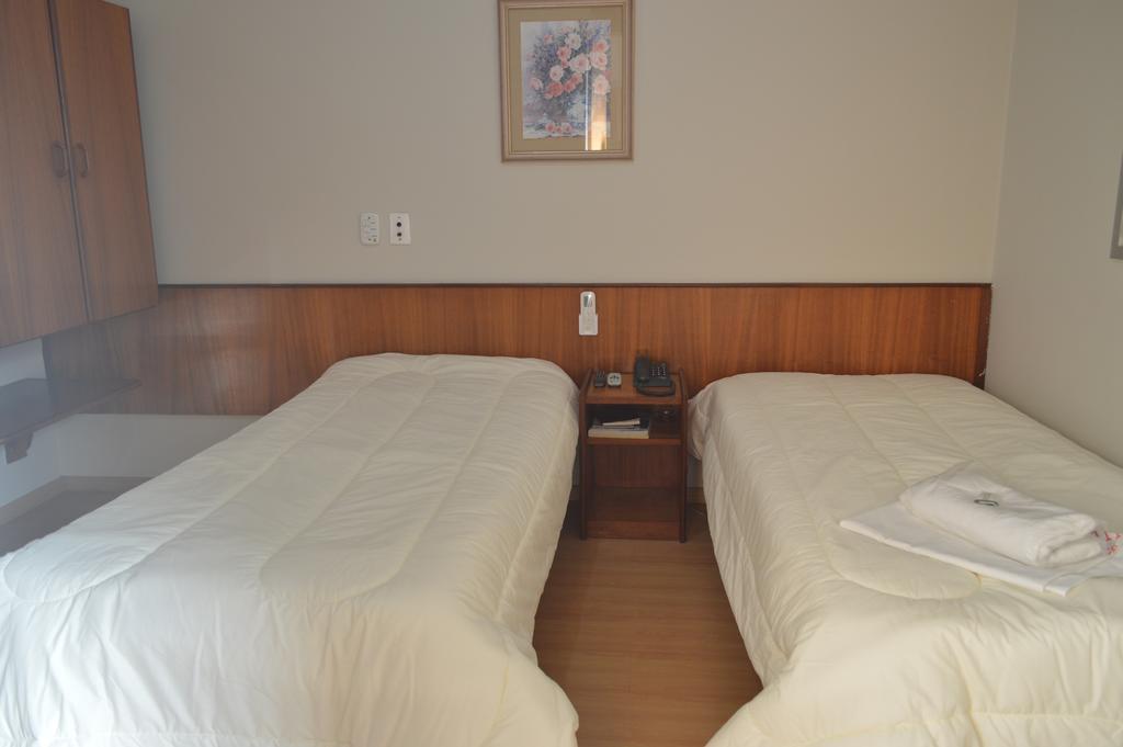 Quarto Duplo com Cama de Casal ou 2 de Solteiro com Banheiro Externo Compartilhado