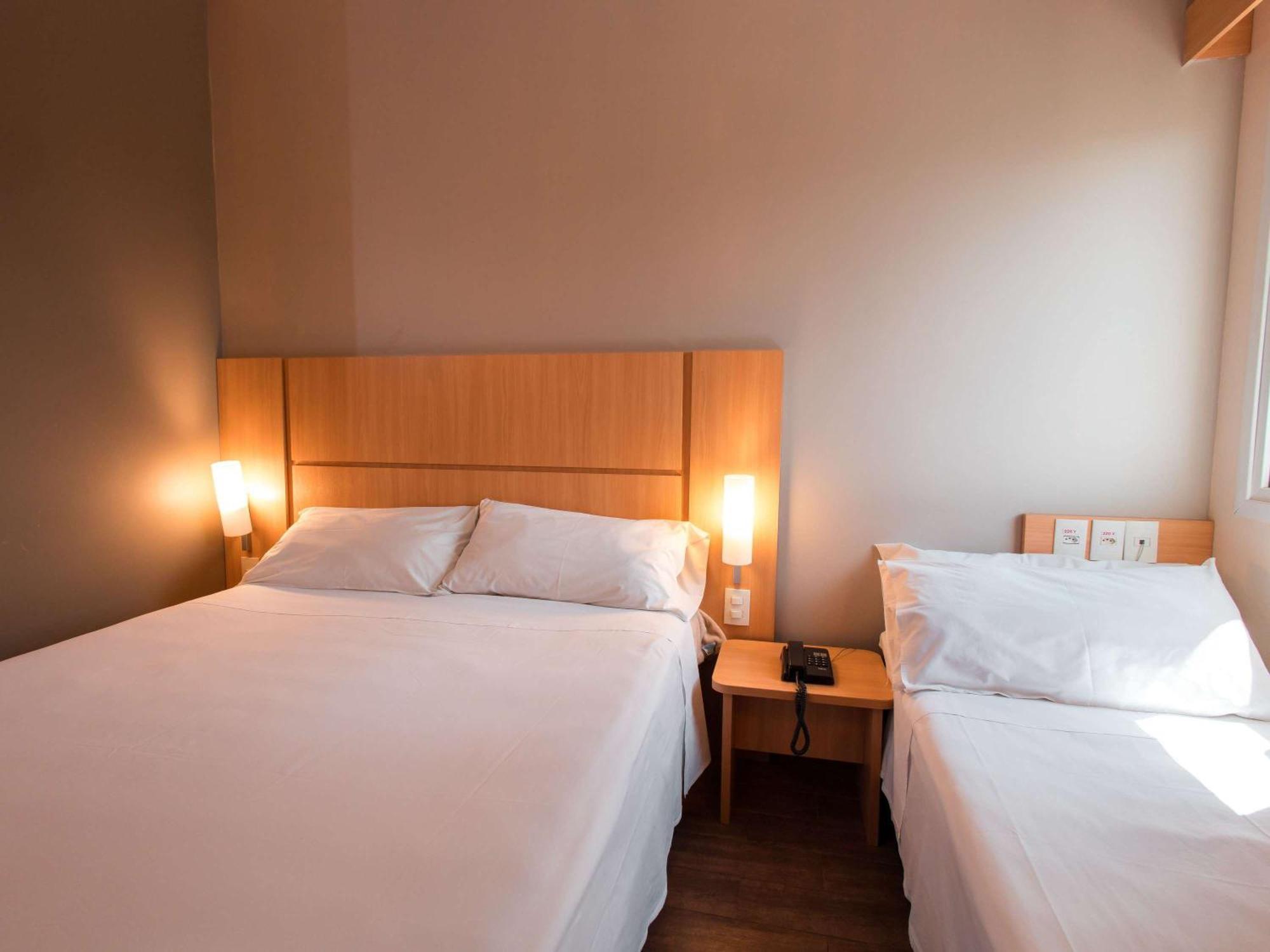 Quarto Standard com 1 Cama de Casal e 1 Cama Individual
