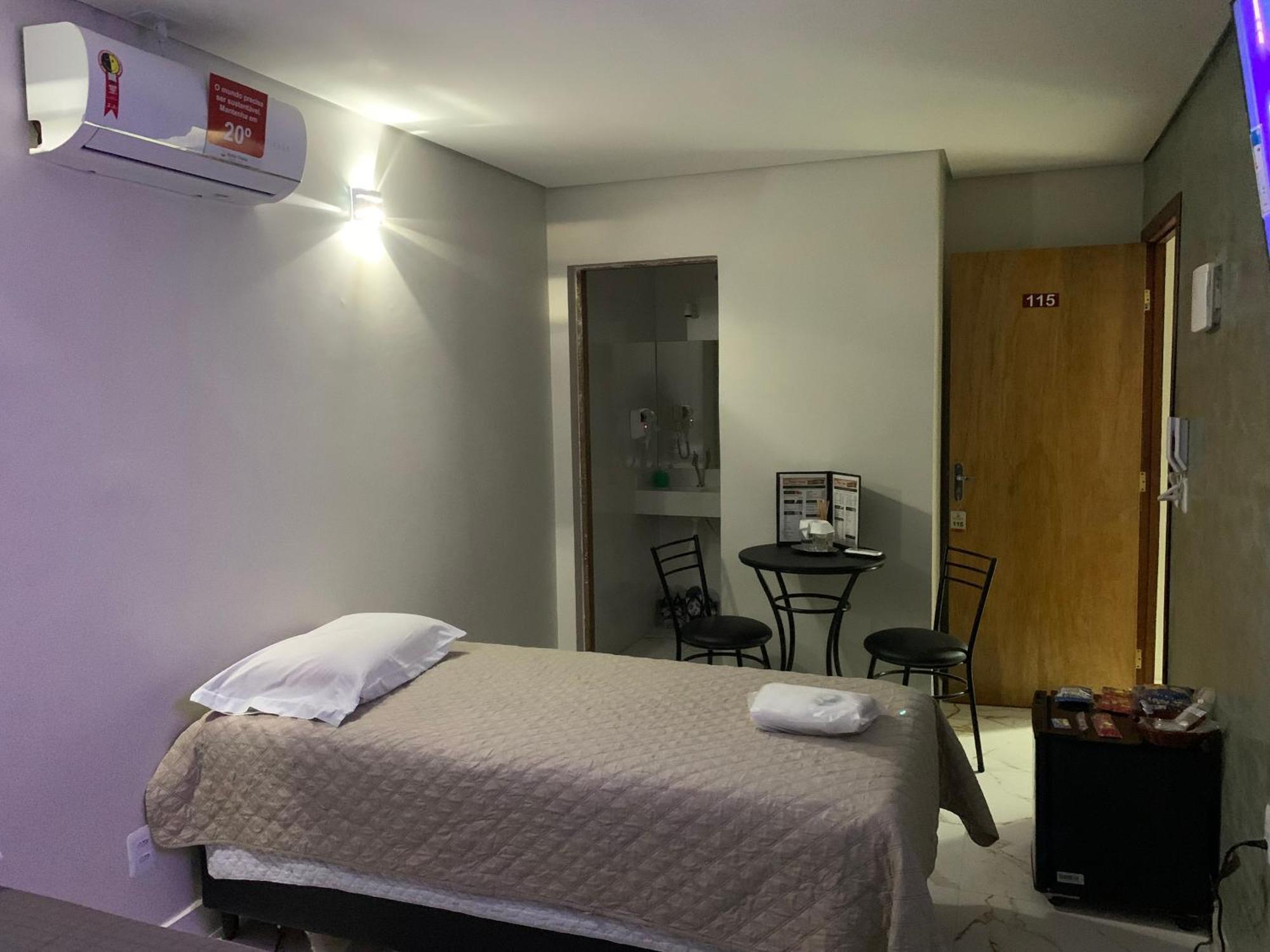Quarto com Cama de Casal ou 2 de Solteiro
