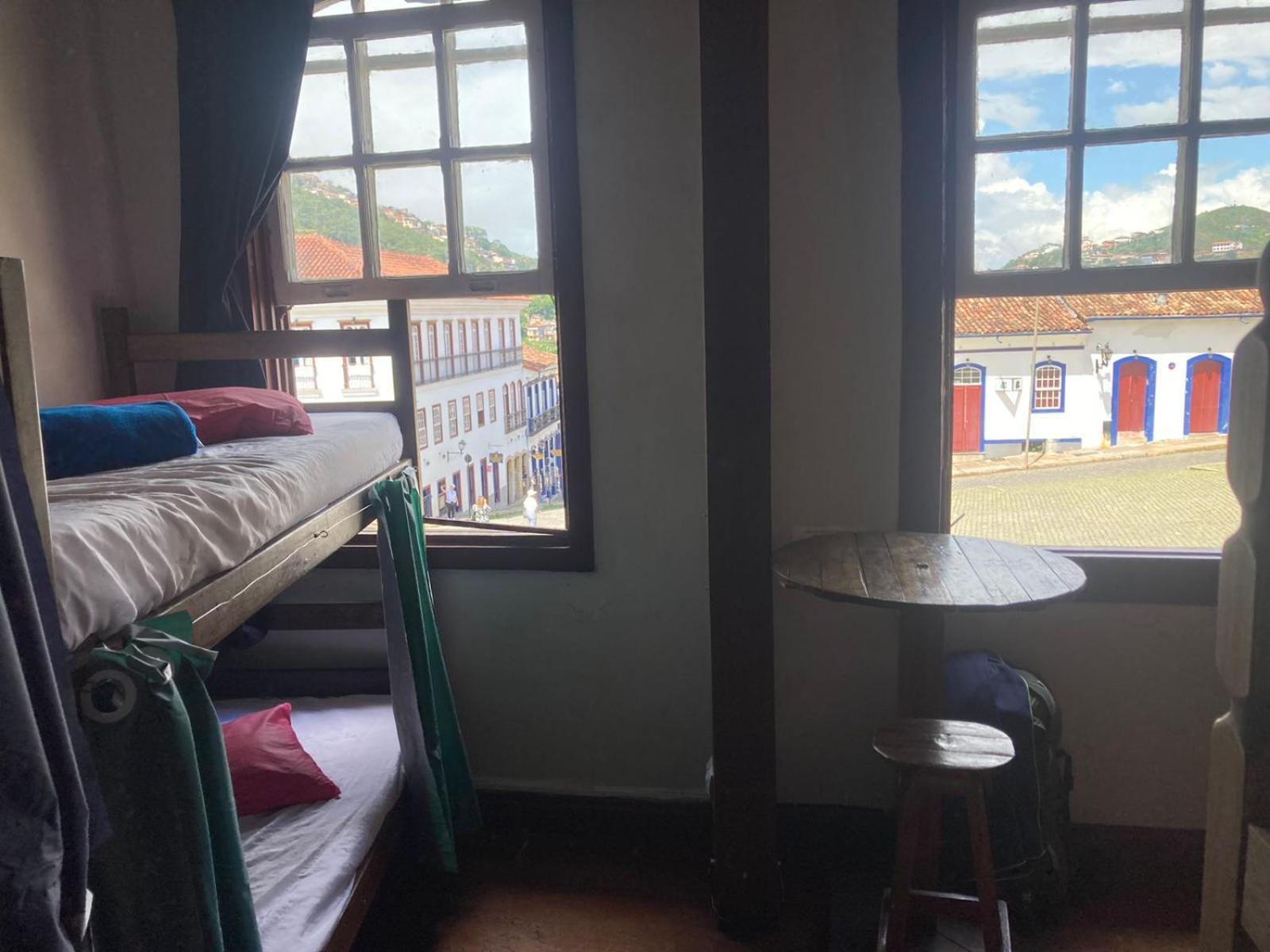 Cama num Dormitório Misto com 8 Camas