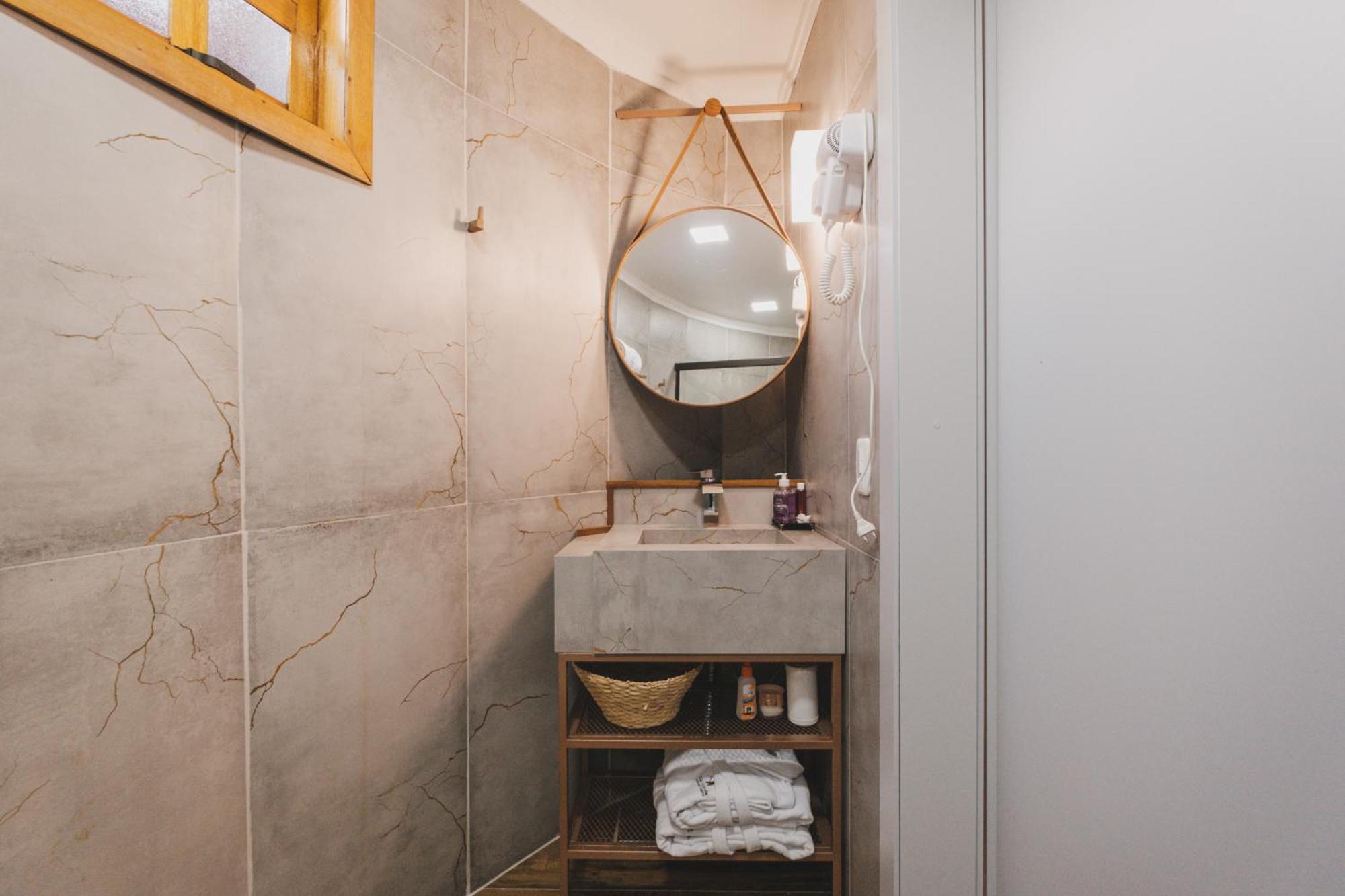 Quarto Triplo com Banheira