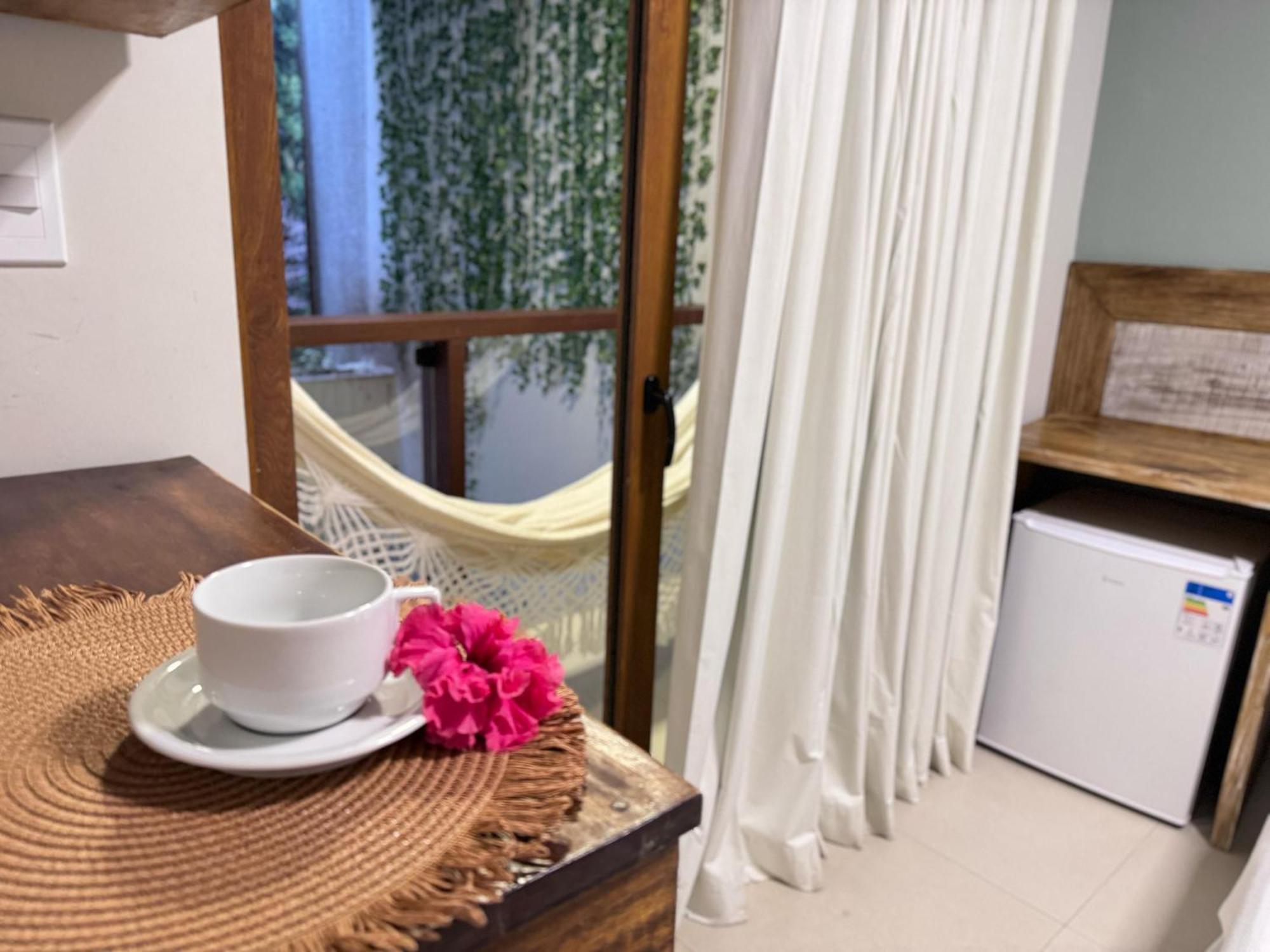 Habitación con cama grande y balcón