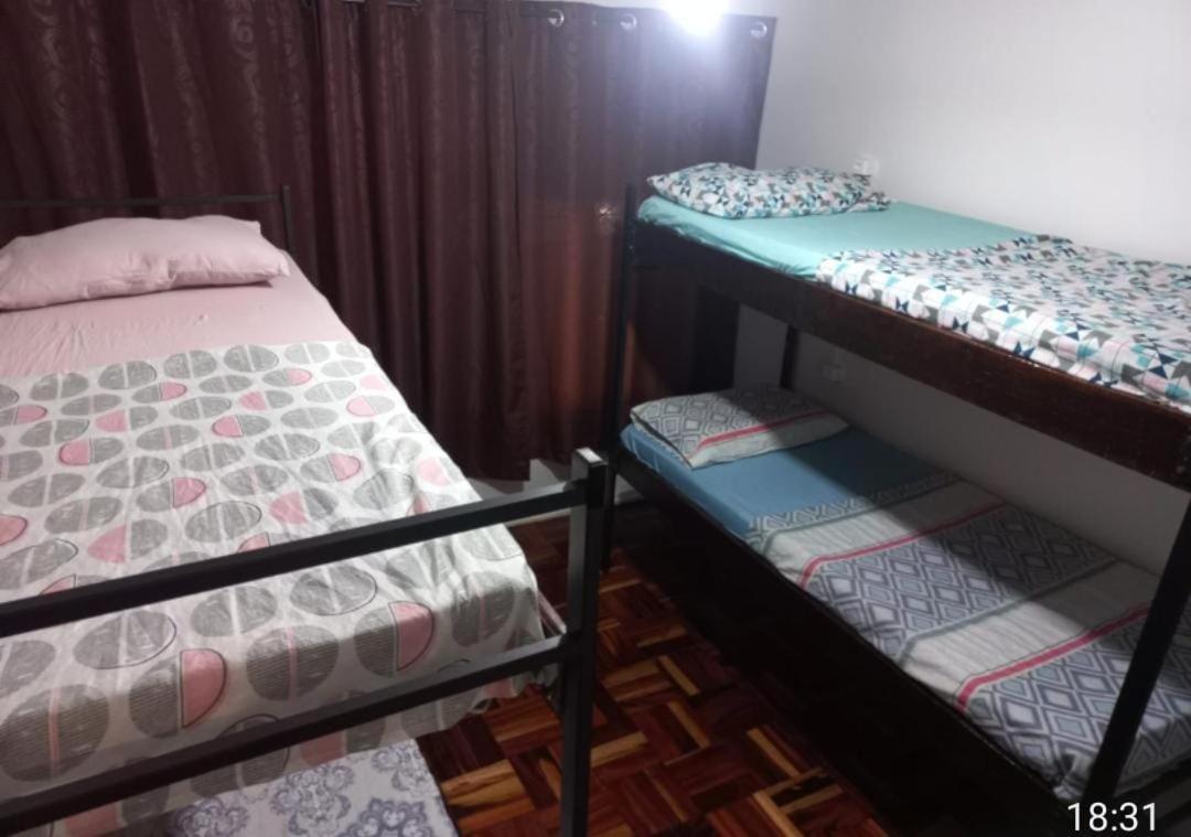Cama num Dormitório Masculino com 4 Camas