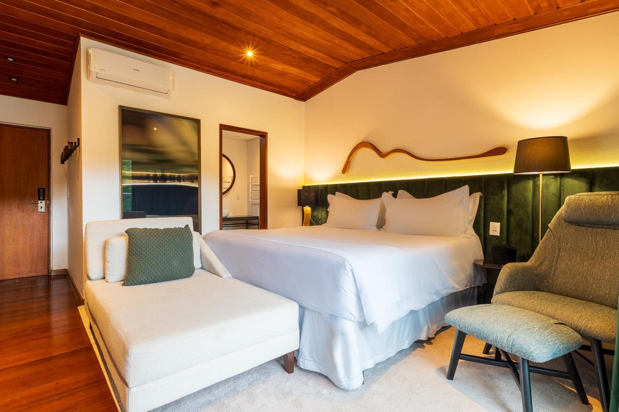 Suite com Cama King-size e Vista Piscina