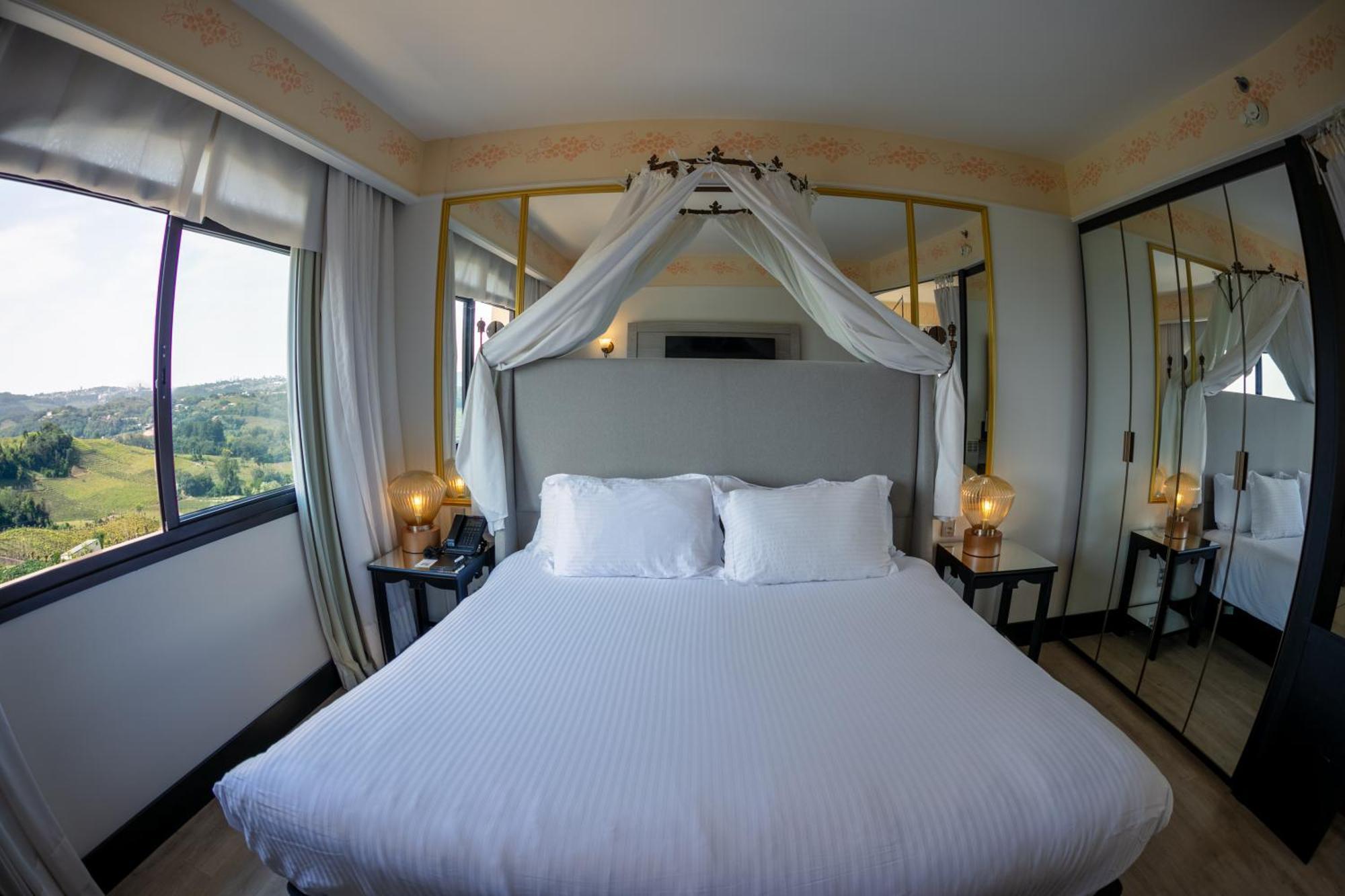 Suite Regia com 1 Cama King-size, Lareira e Vista Vinha
