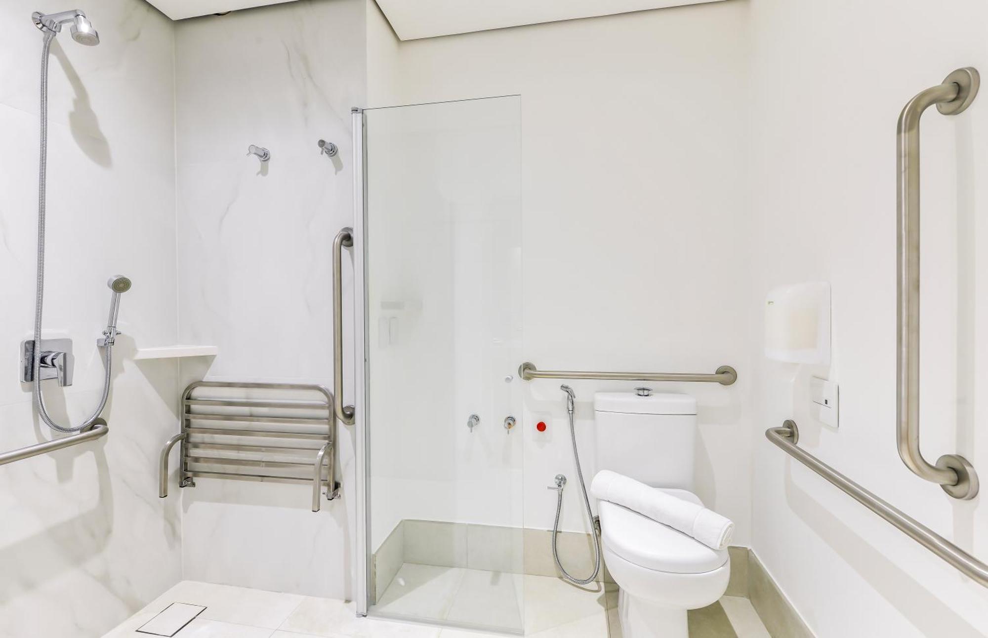 Quarto Queen com Duche para Pessoas com Mobilidade Condicionada - Acessível a Pessoas com Mobilidade Condicionada