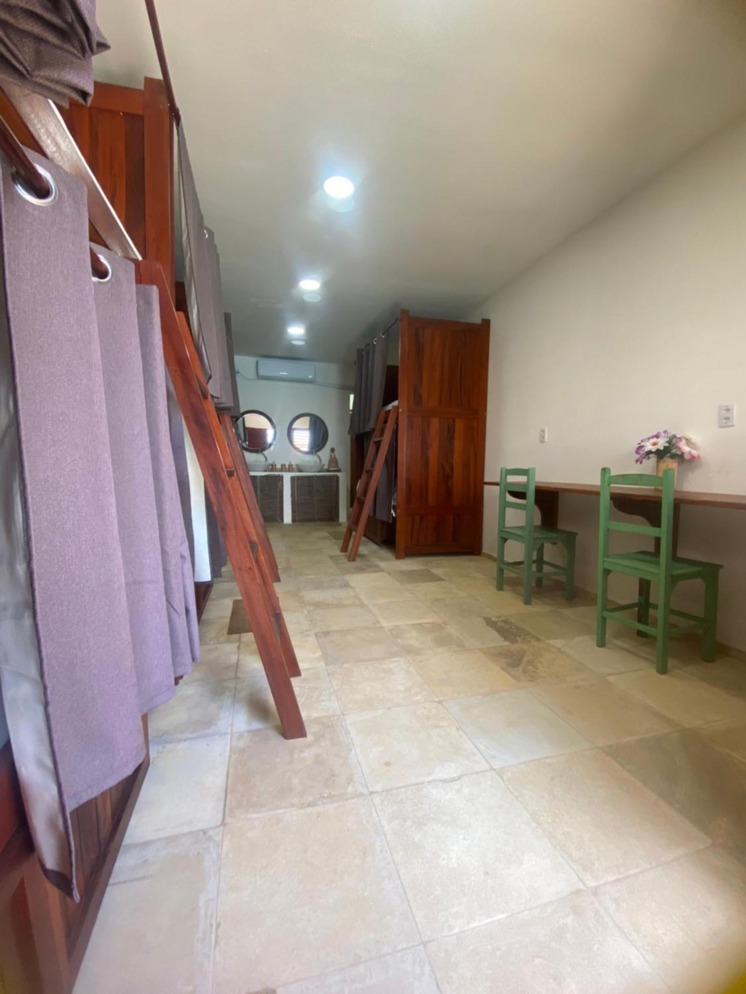 Cama num Dormitório Misto com 8 Camas