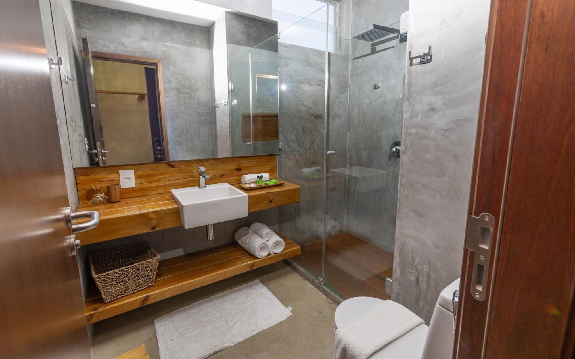 Suite com Varanda, Cama King-size com Vista Mar - Bromélia