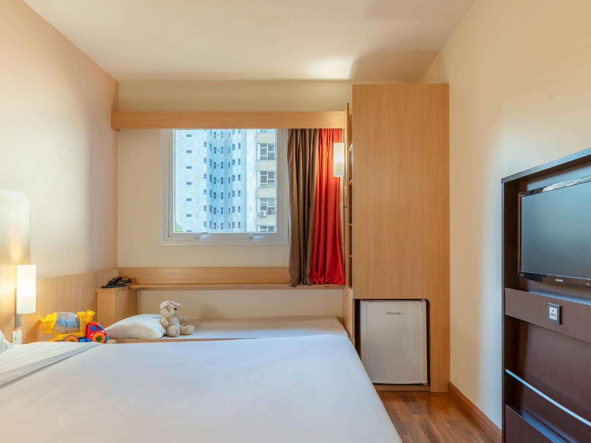 Quarto Standard com 1 Cama de Casal e 1 Cama Individual