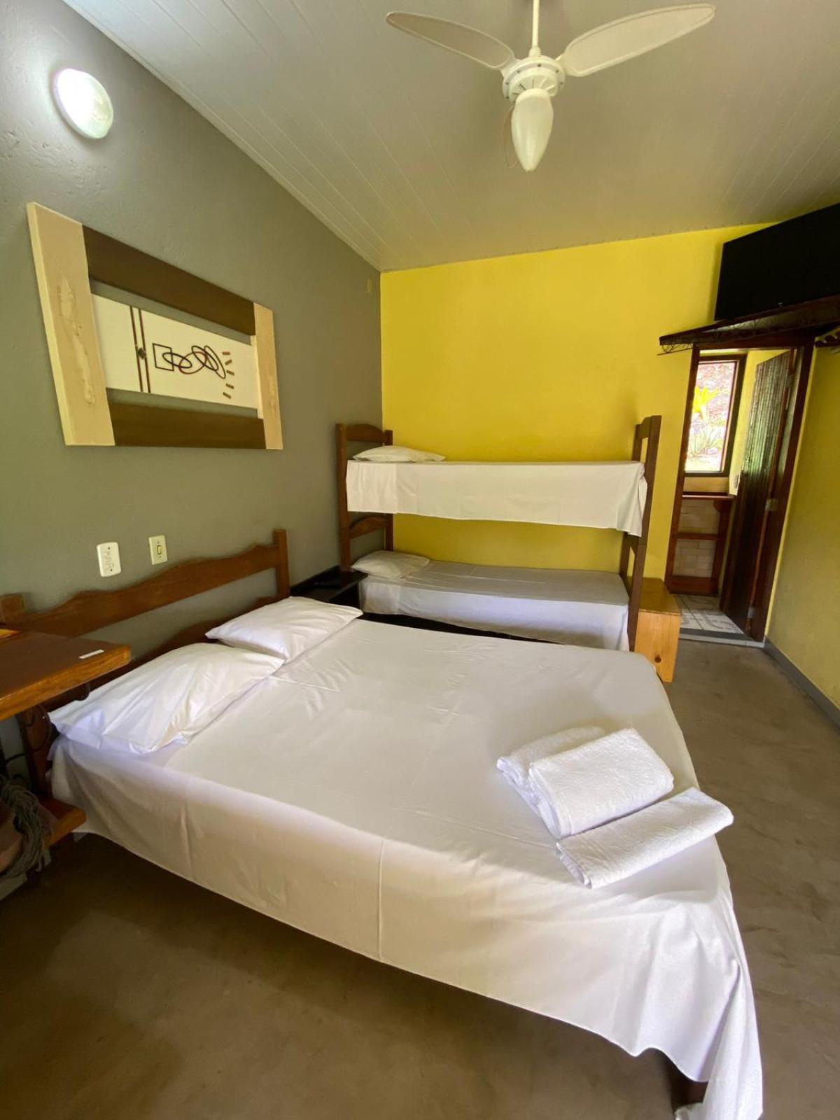 Quarto Triplo Básico com Casa de Banho Partilhada