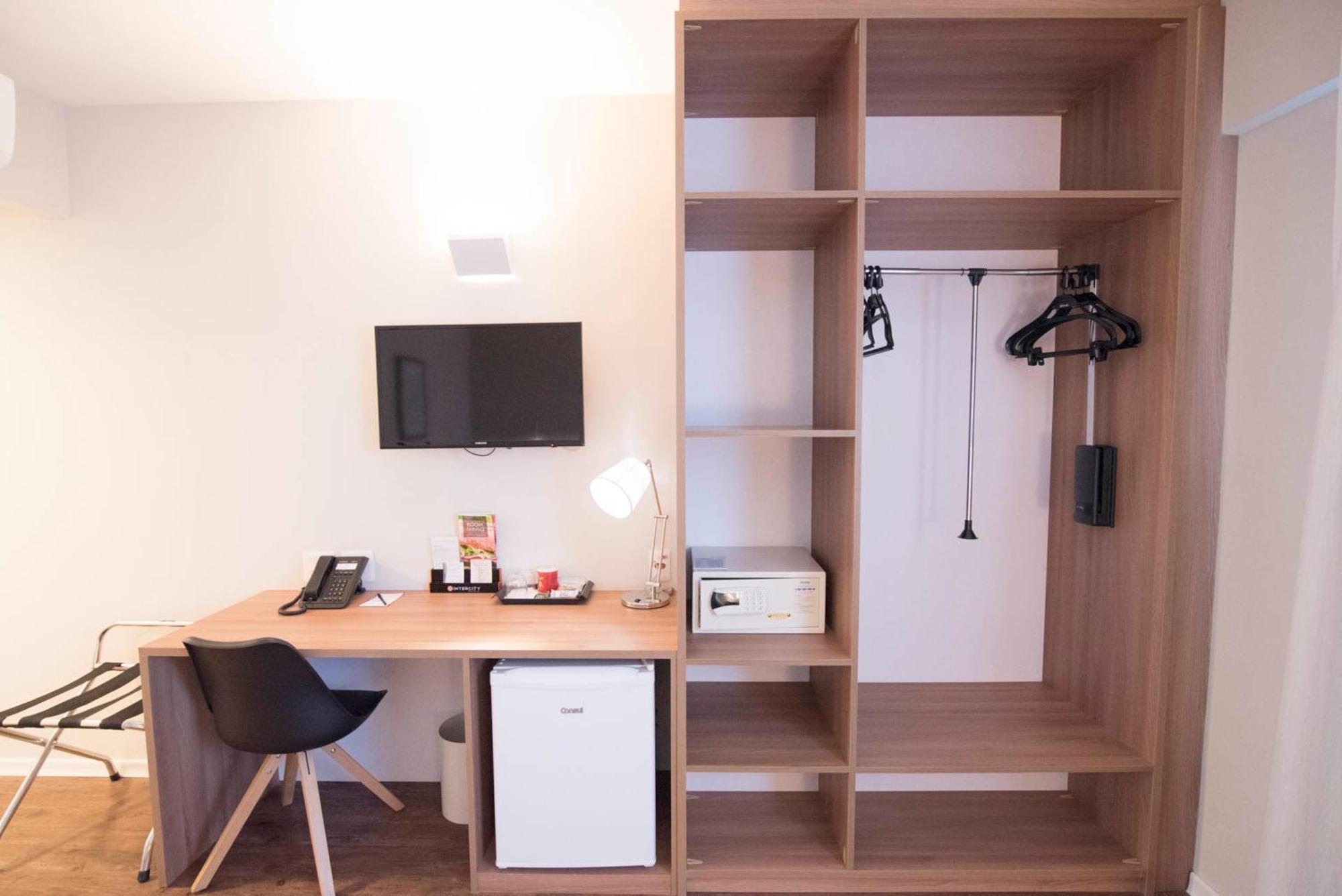 Quarto Duplo Standard com Cama Queen-size