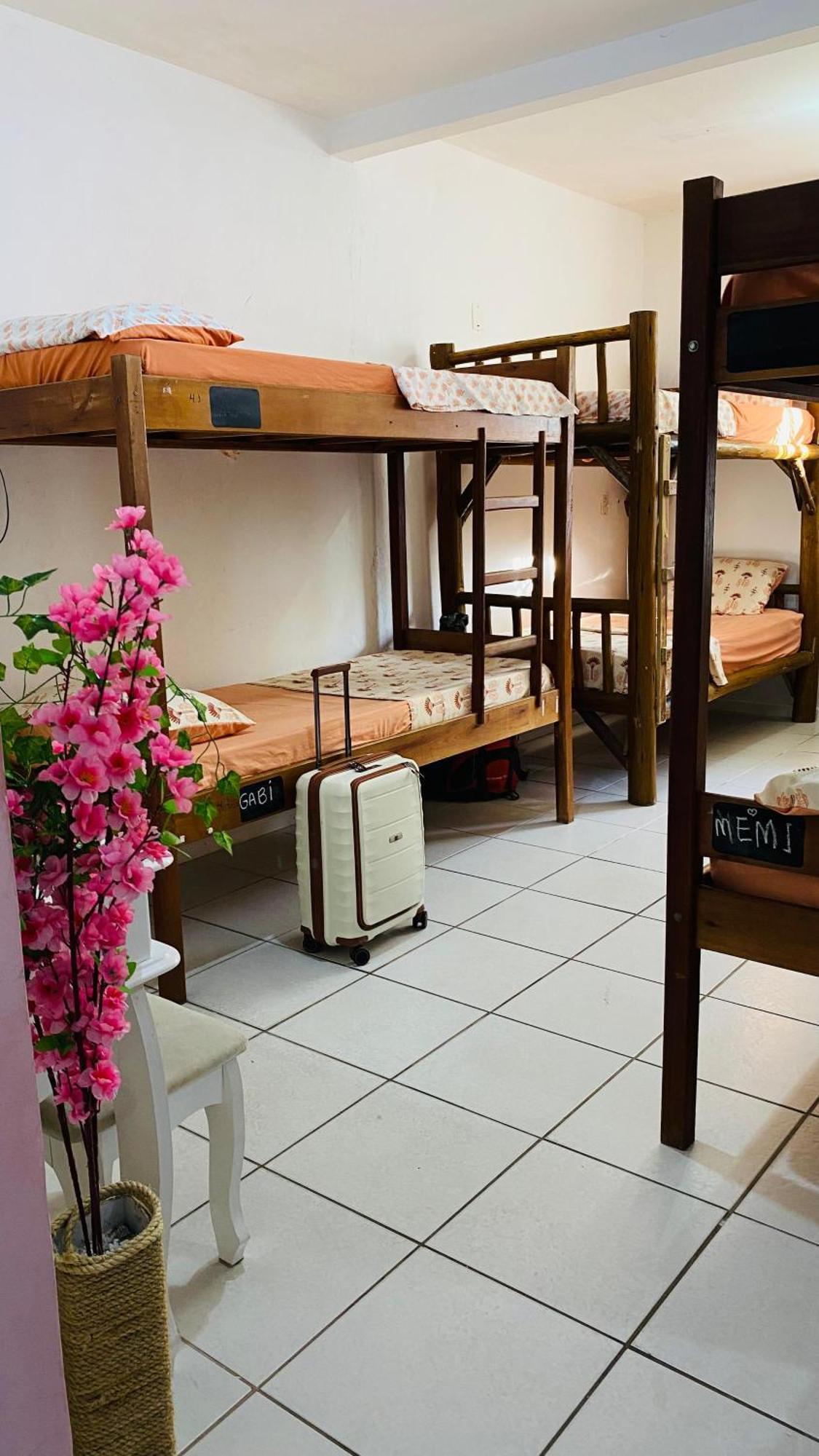 Cama num Dormitório Misto com 8 Camas