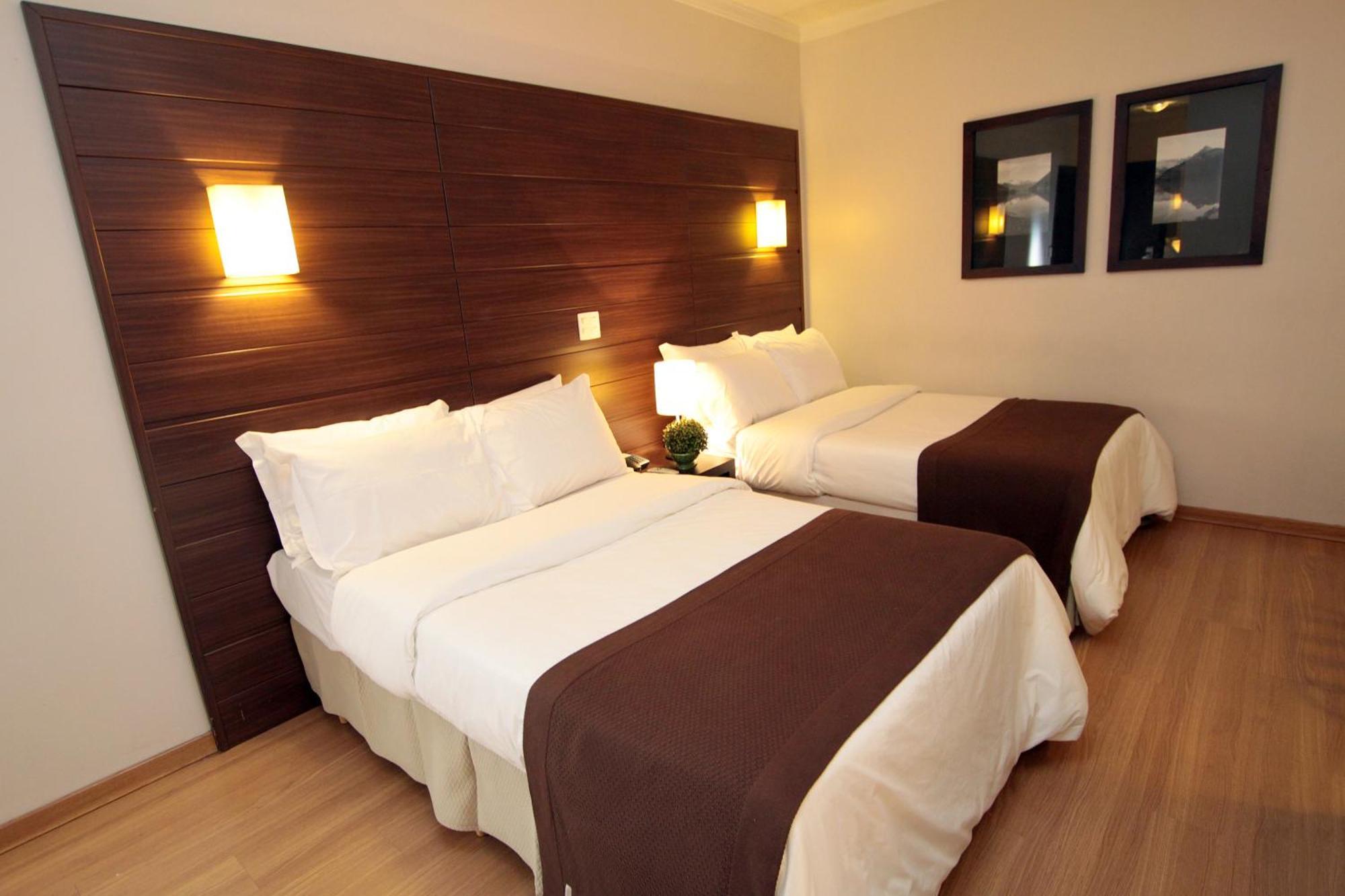 Quarto Duplo Standard com 2 Camas de Casal