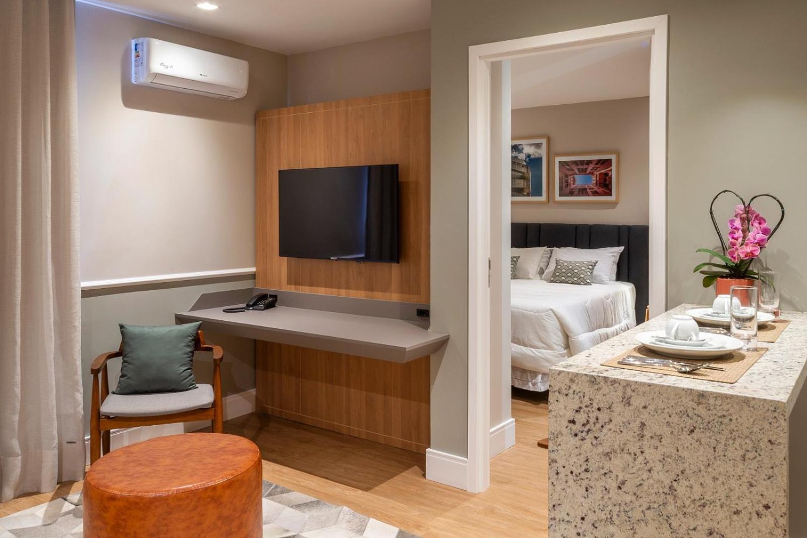 Quarto Executivo com Cama Queen-size e Sofá