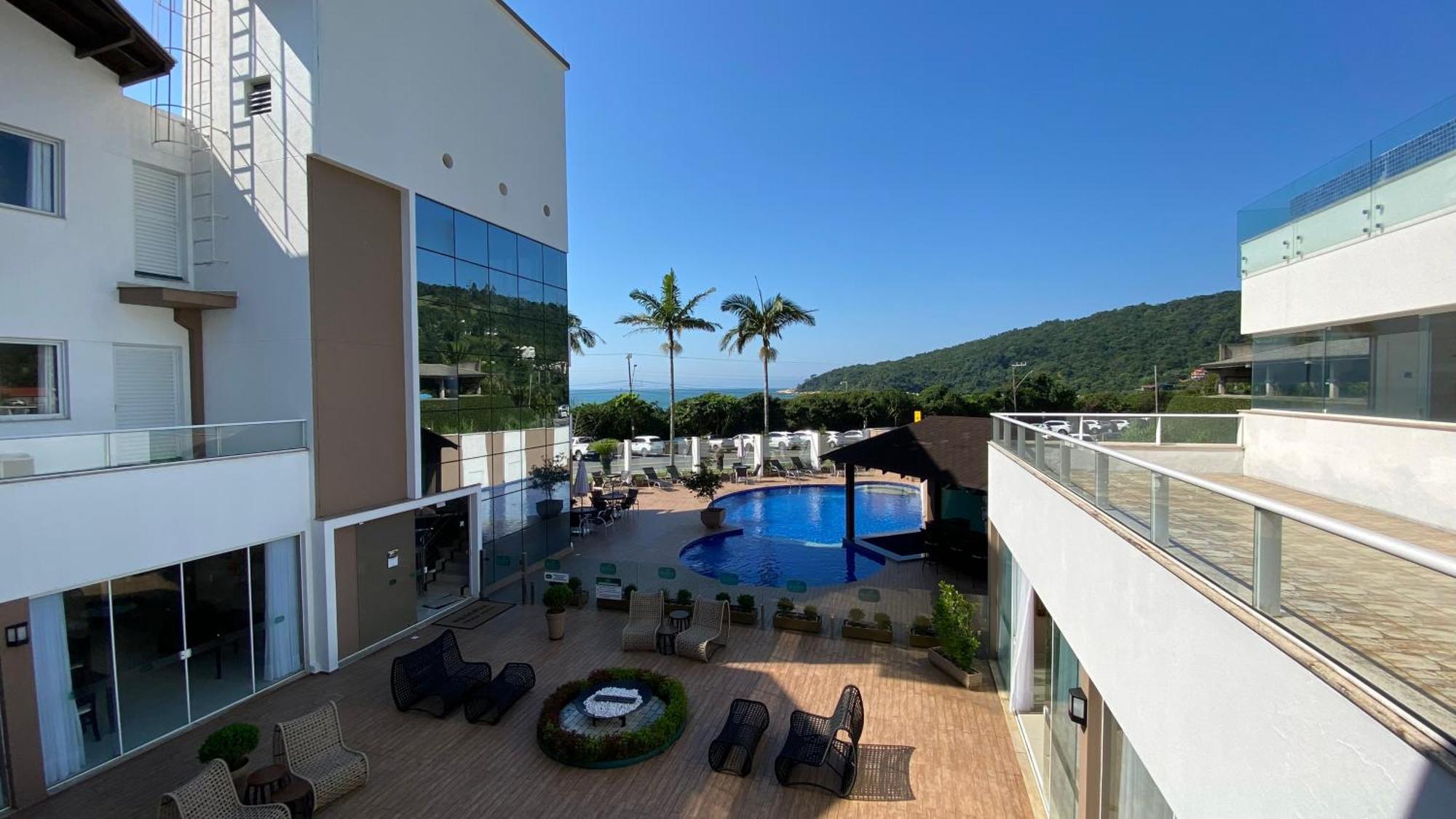 Suite com Varanda e Vista Piscina