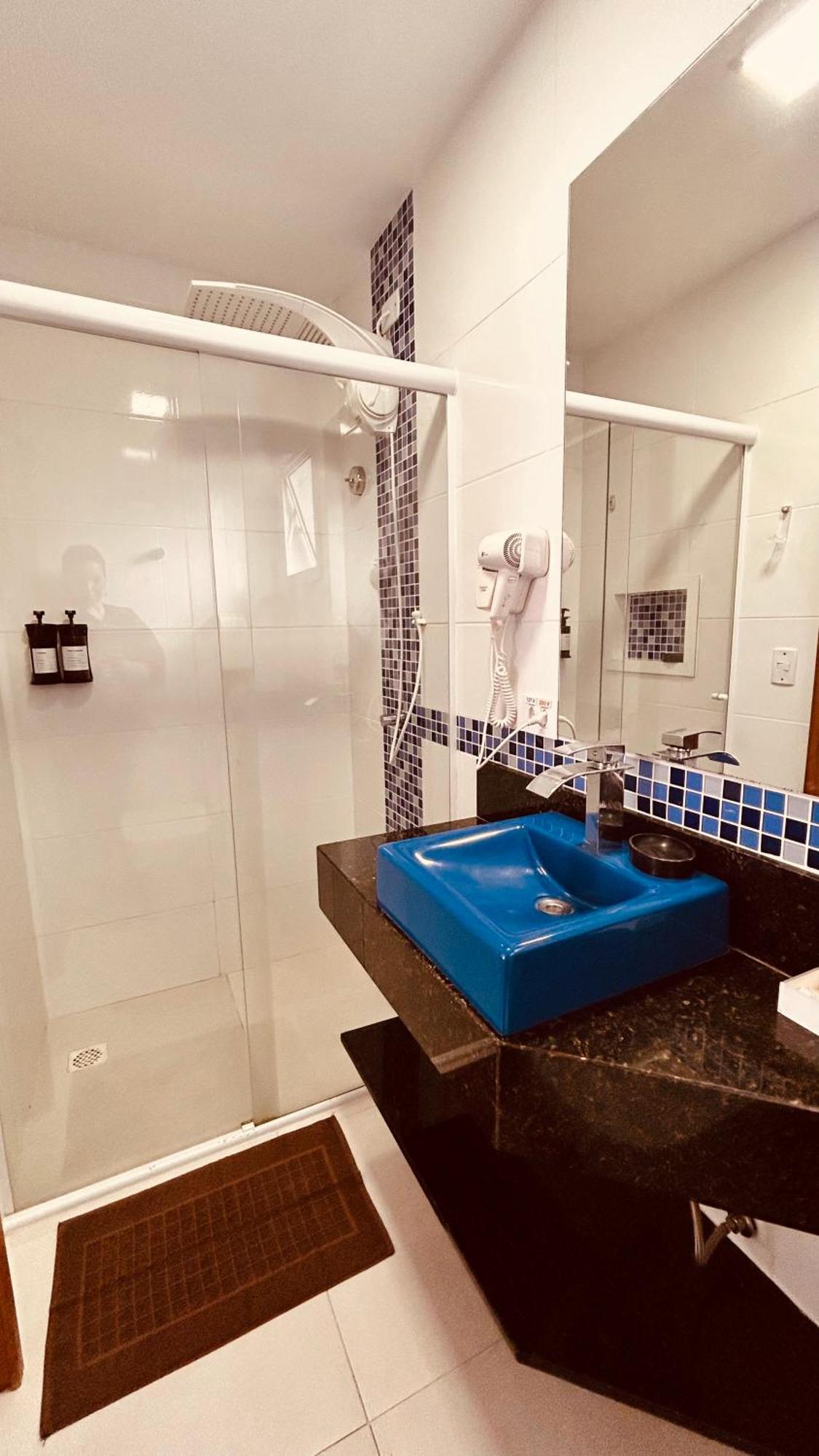 Quarto Triplo com Vista Piscina