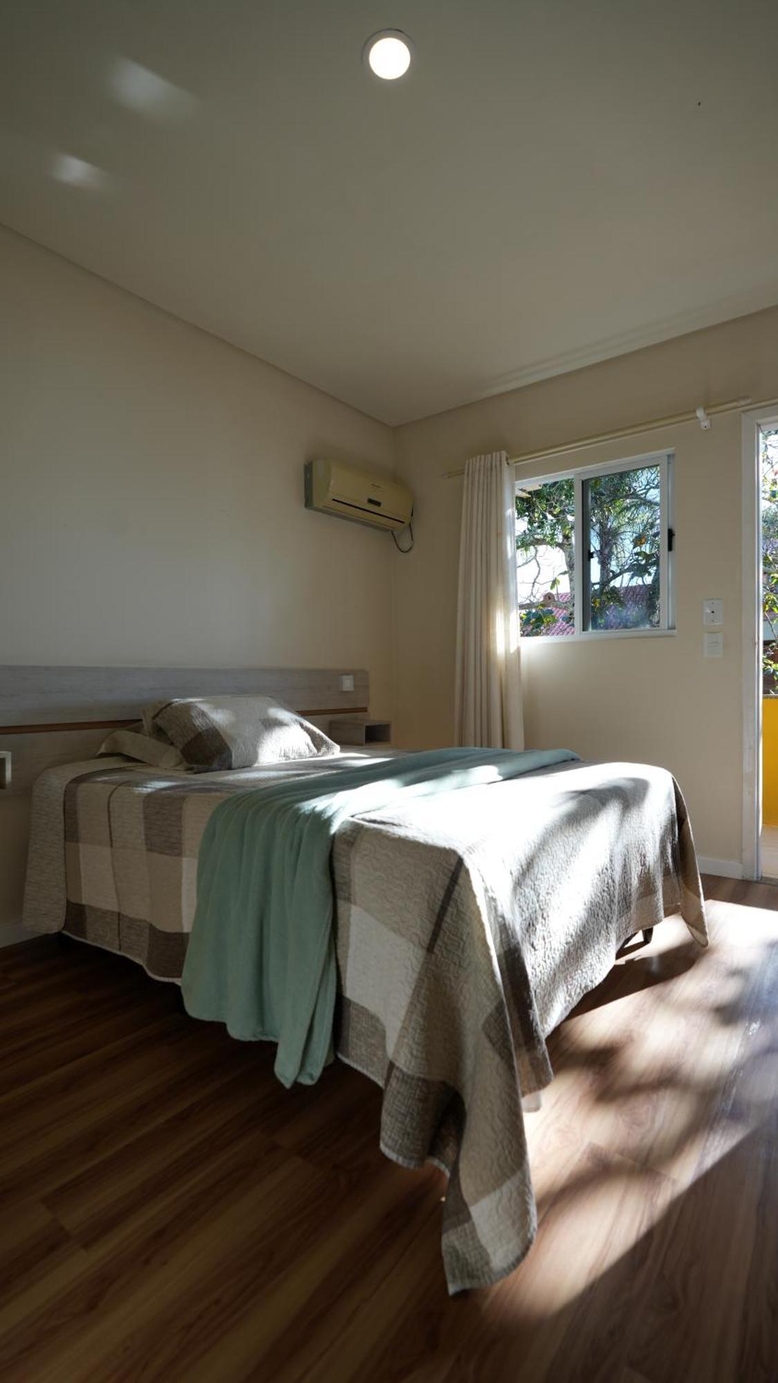 Suite com Cama de Casal