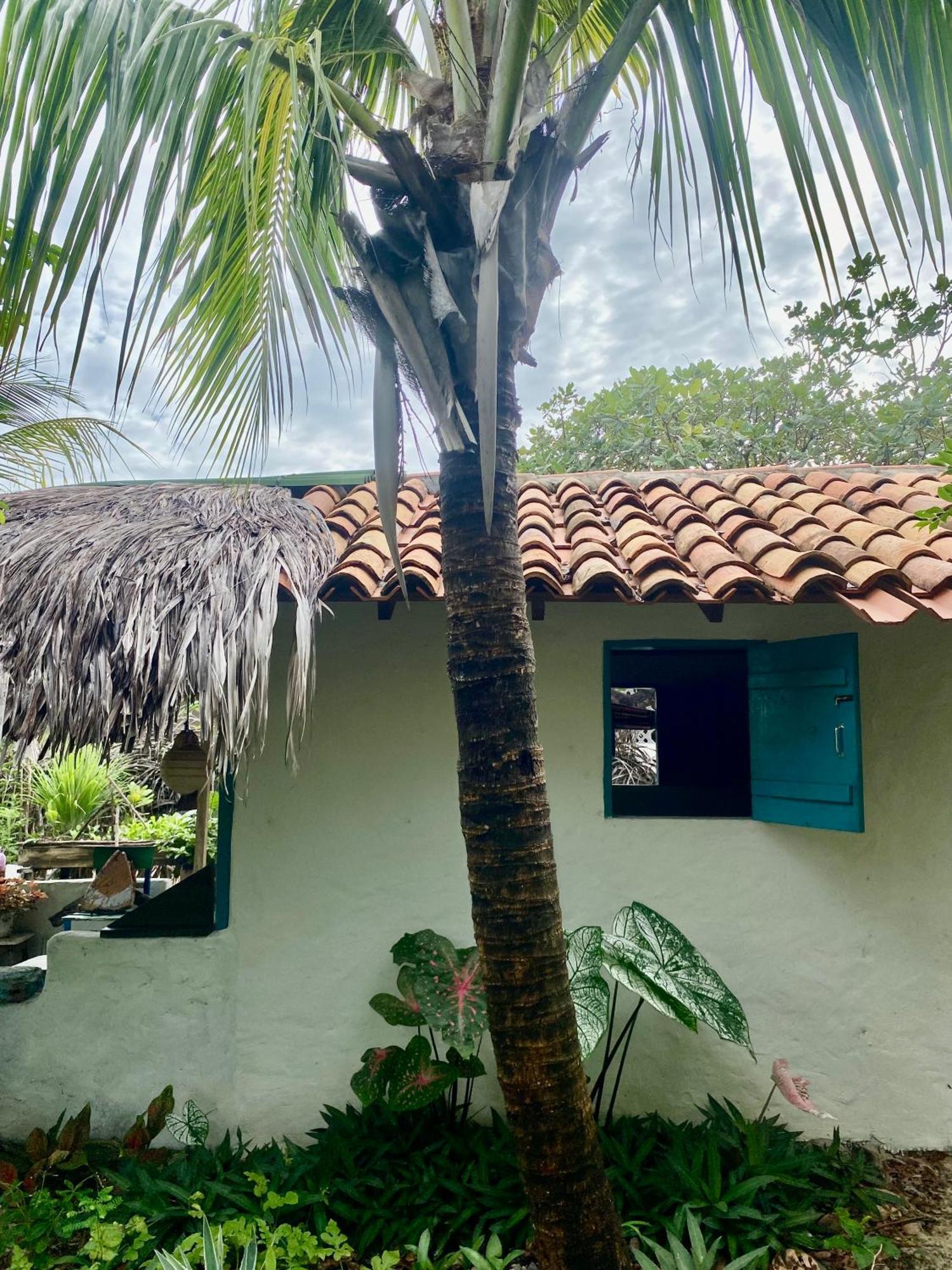 Quarto com 2 Camas de Solteiro e Banheiro Privativo Externo