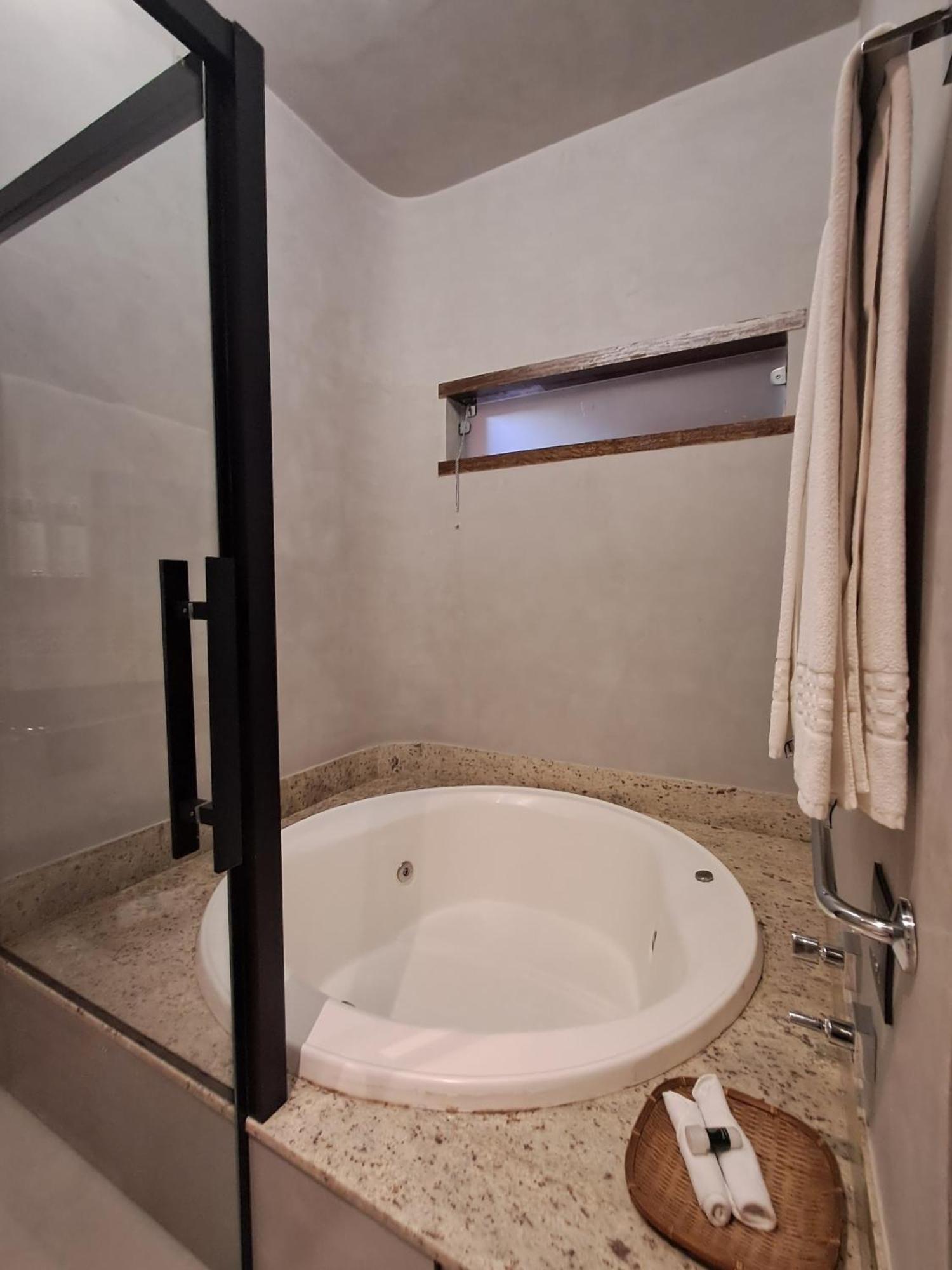 Quarto Luxo Superior Triplo com Banheira