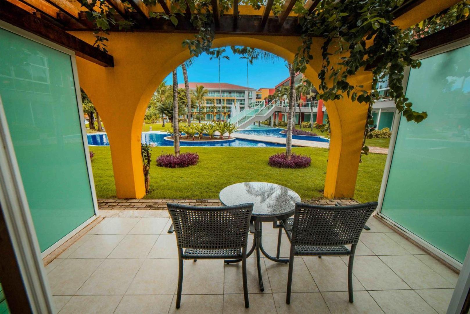 Luxuriöses Zimmer mit Poolblick