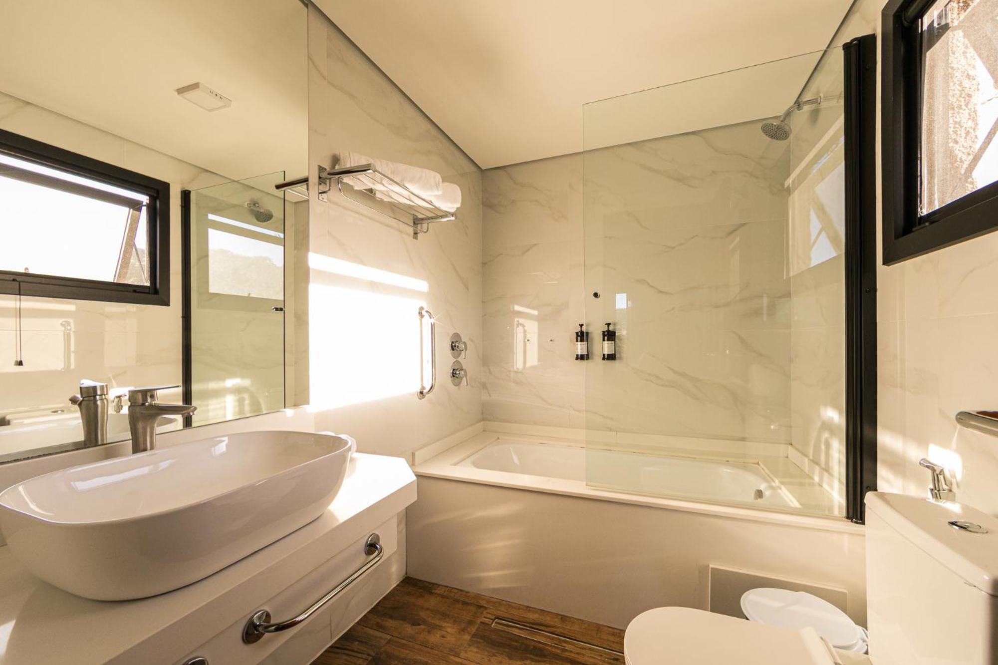 Apartamento com 2 Quartos - Varanda e Vista Mar