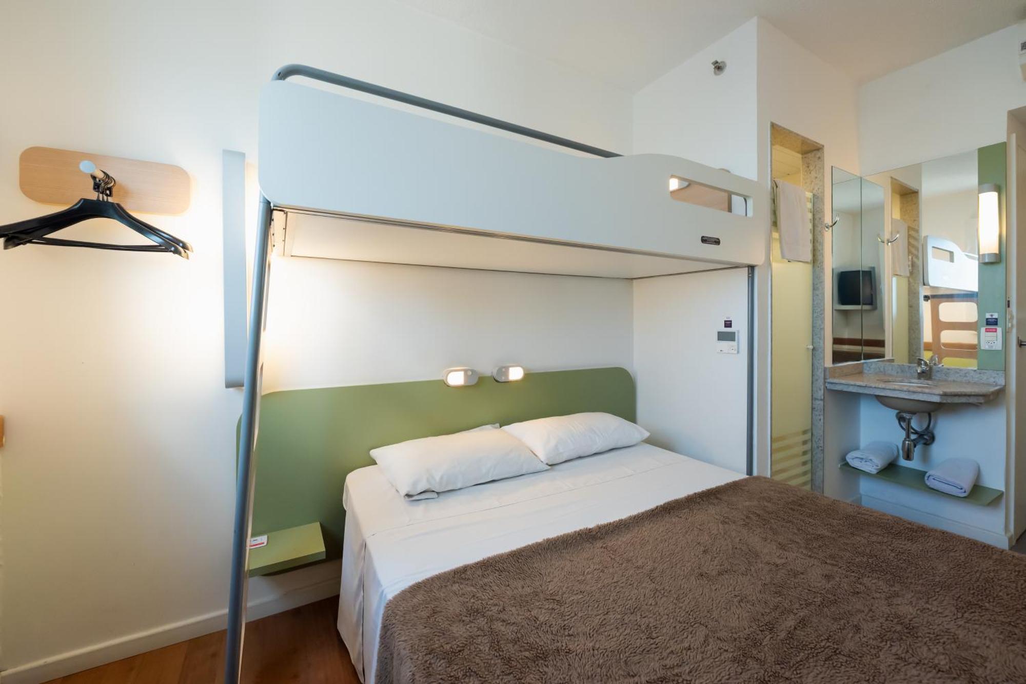 Quarto Standard com 1 Cama de Casal e 1 Beliche