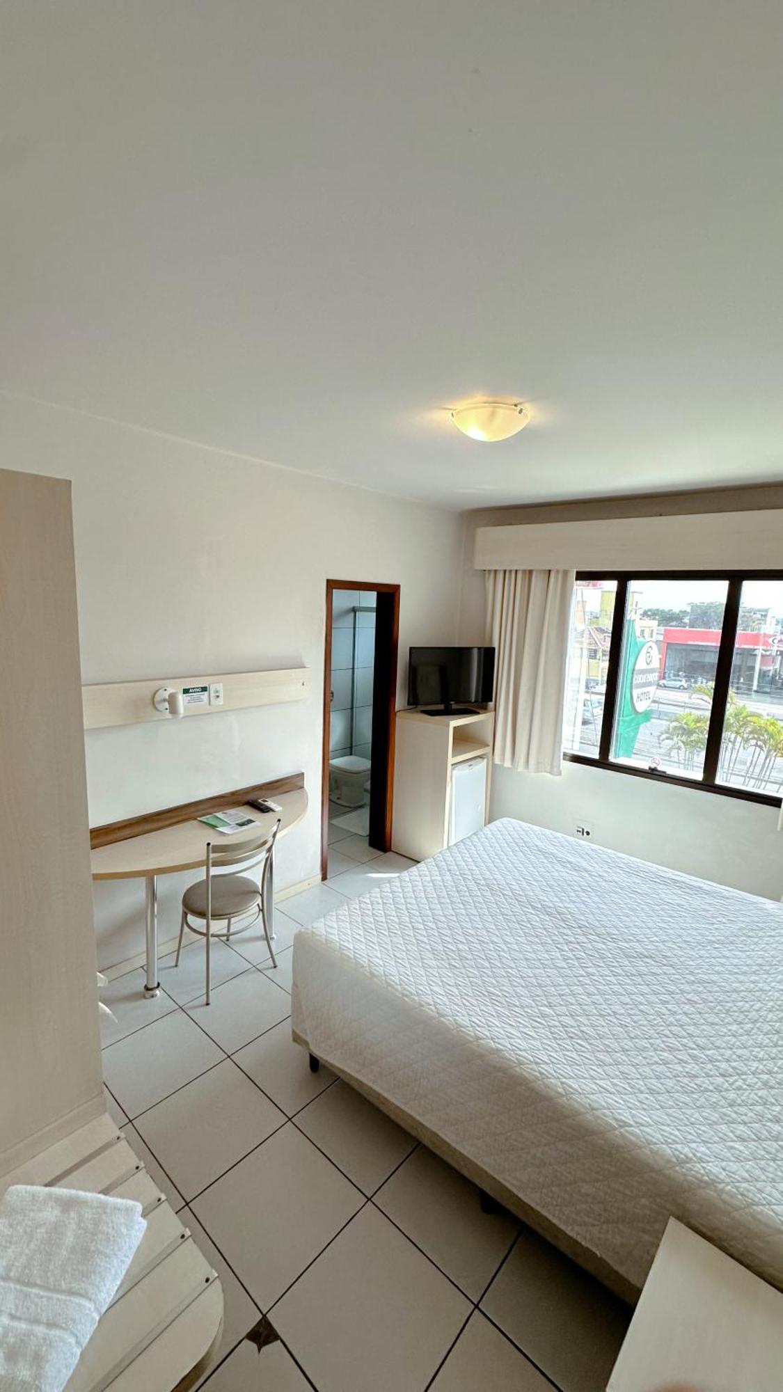 Quarto Económico com 1 Cama de Casal