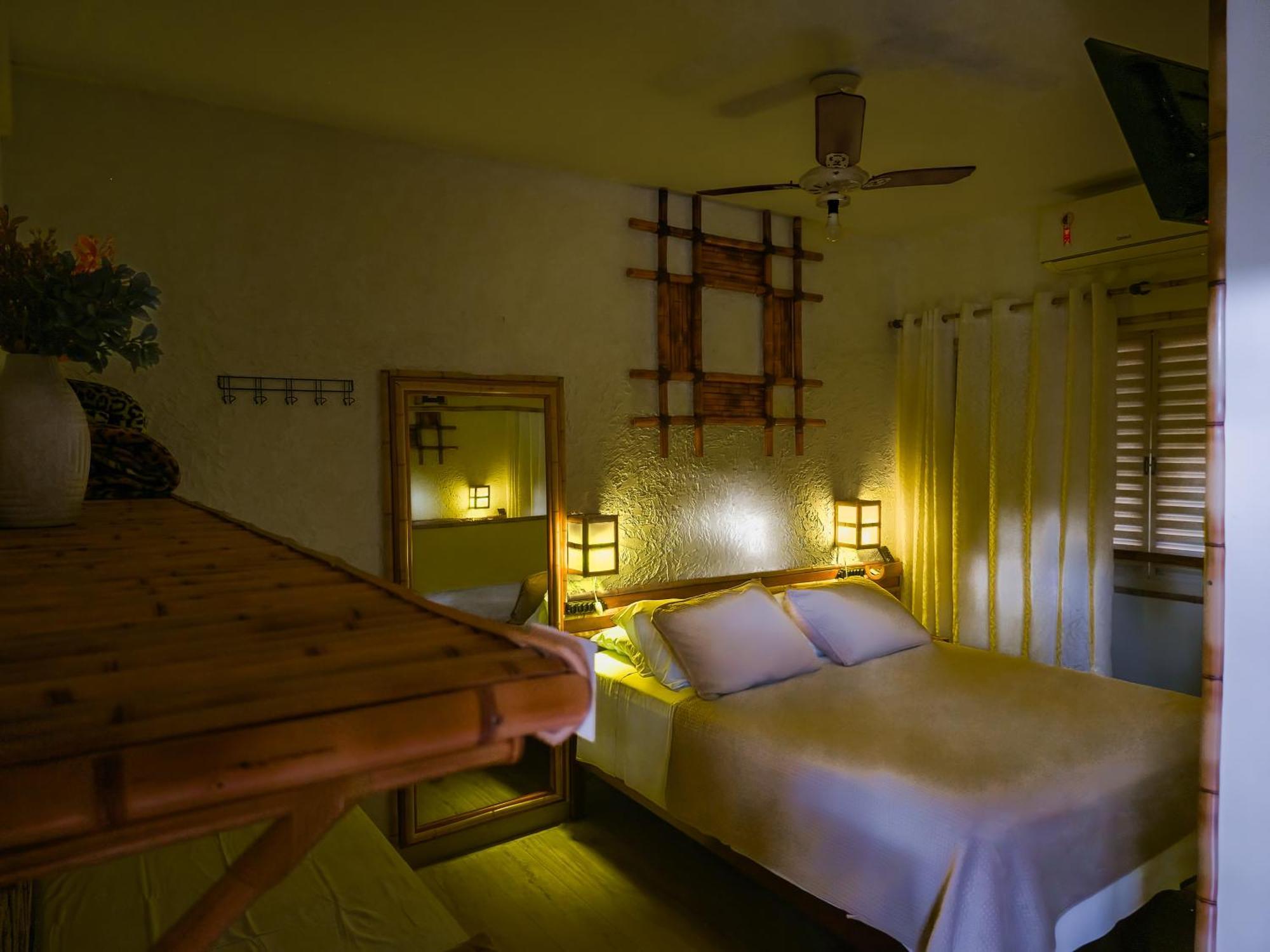 Quarto Triplo com Vista Piscina