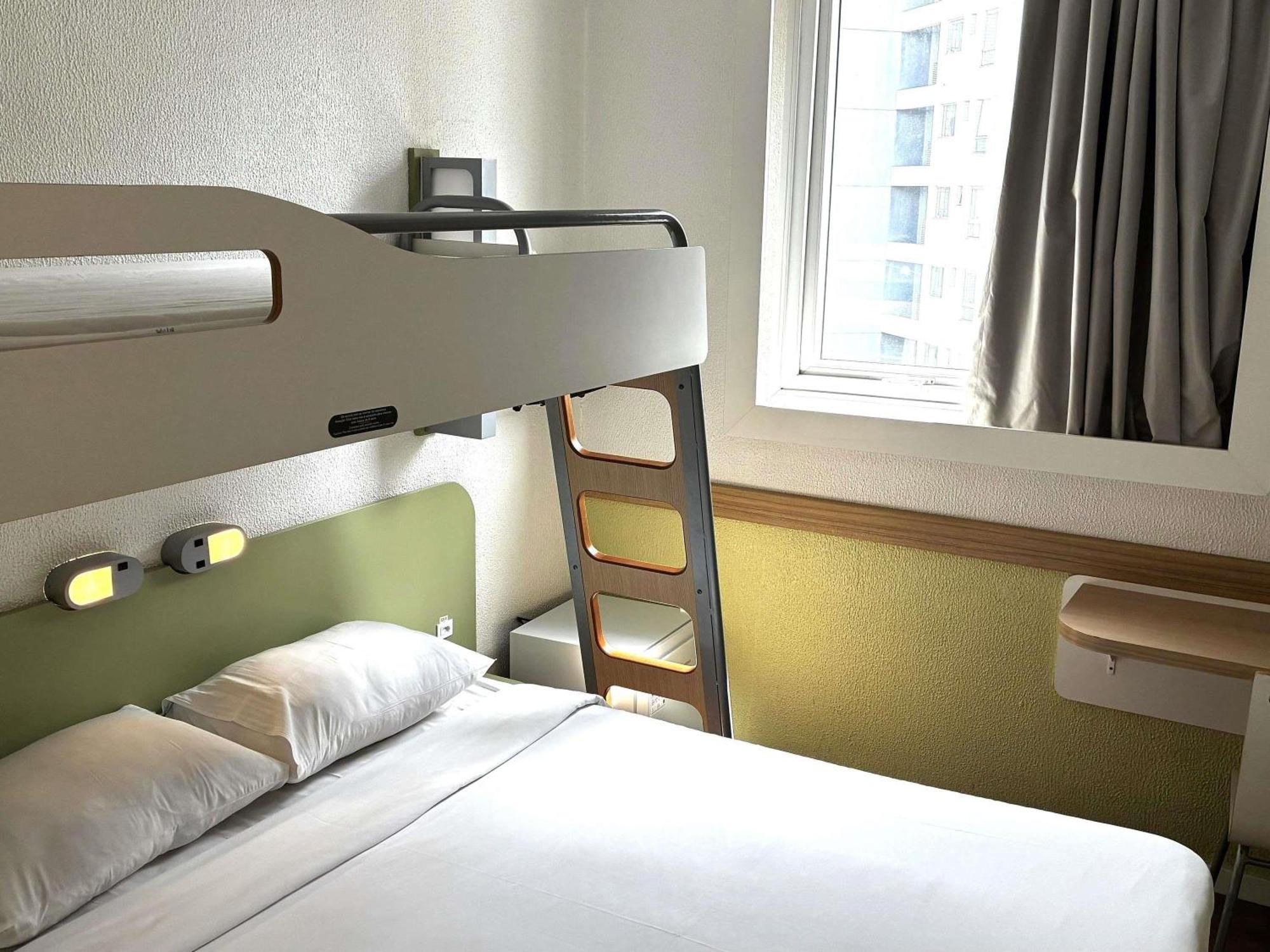 Quarto Superior com 1 Cama de Casal e 1 Cama Individual