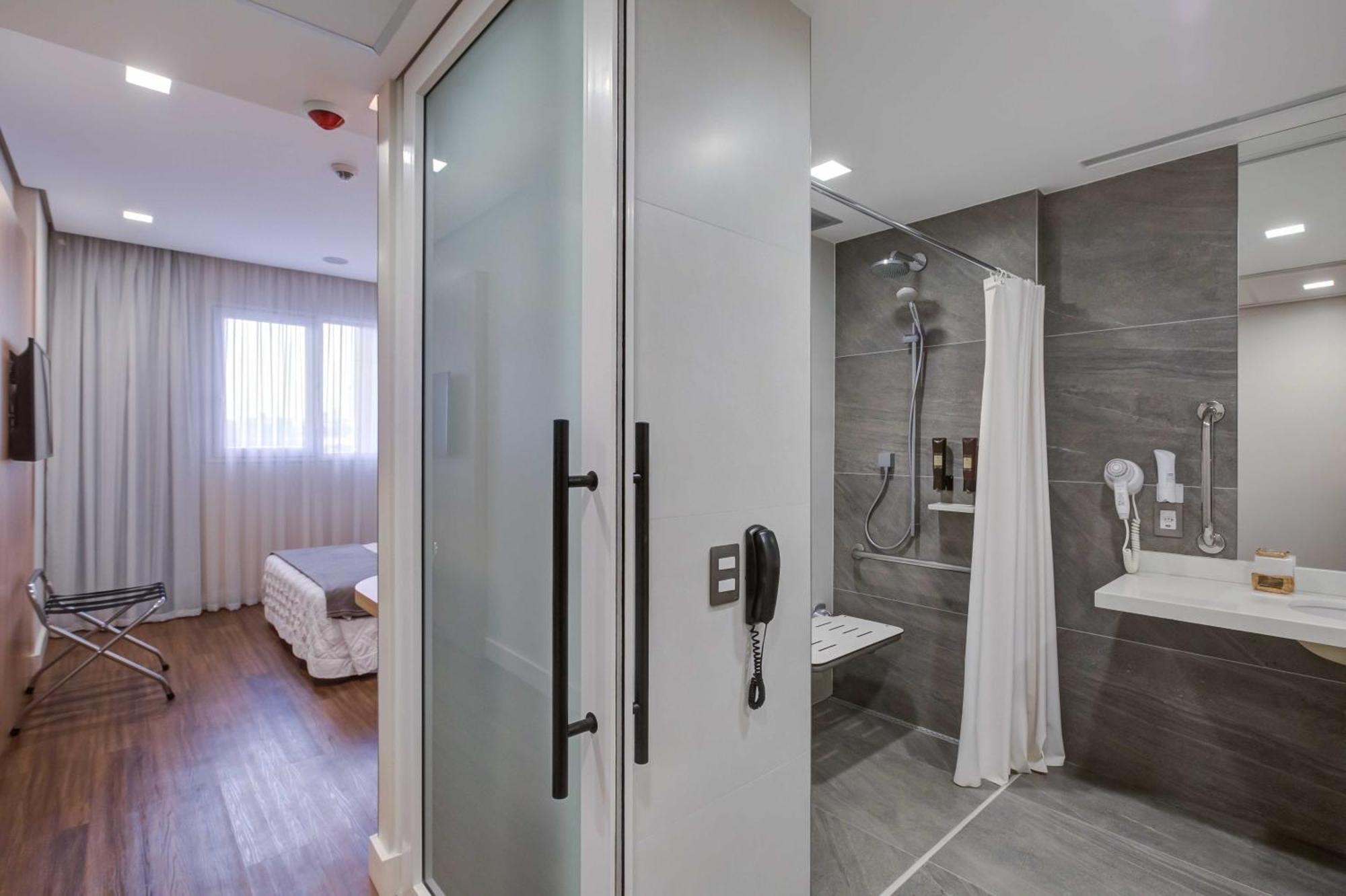 Quarto Queen com Acesso a Pessoas com Mobilidade Condicionada