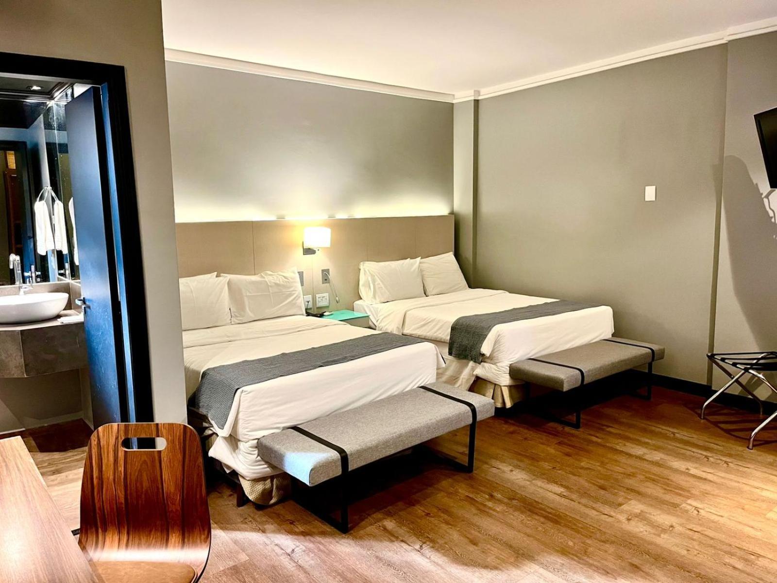 Quarto Duplo Standard com 2 Camas de Casal
