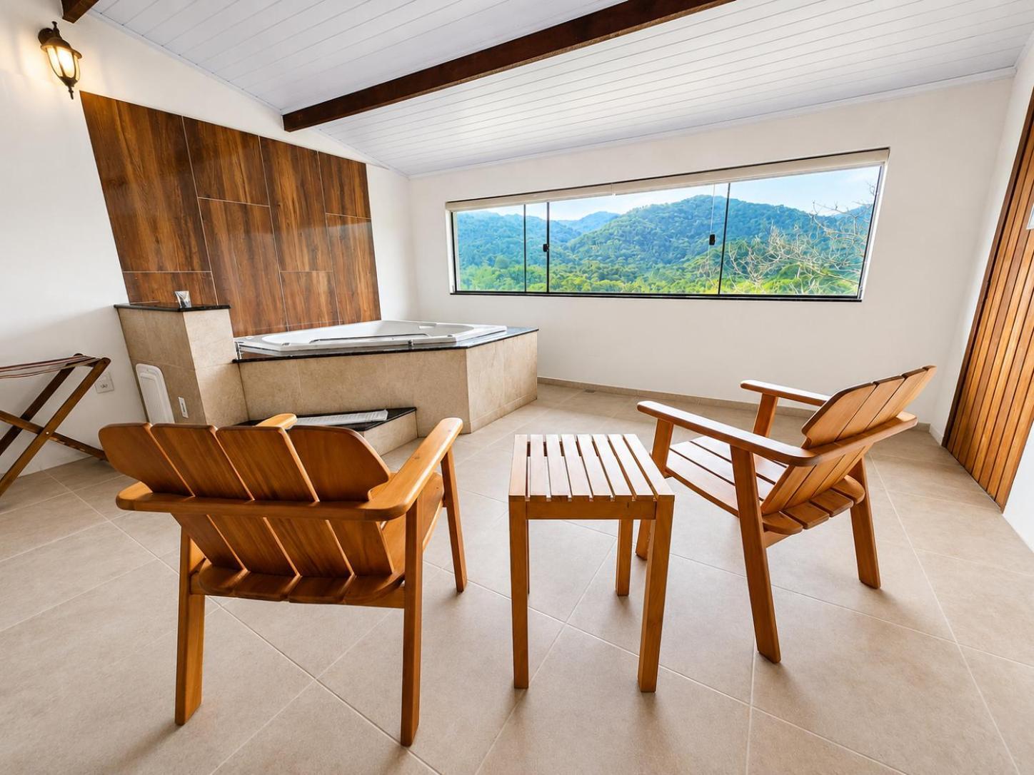 Quarto Queen com Banheira de Hidromassagem