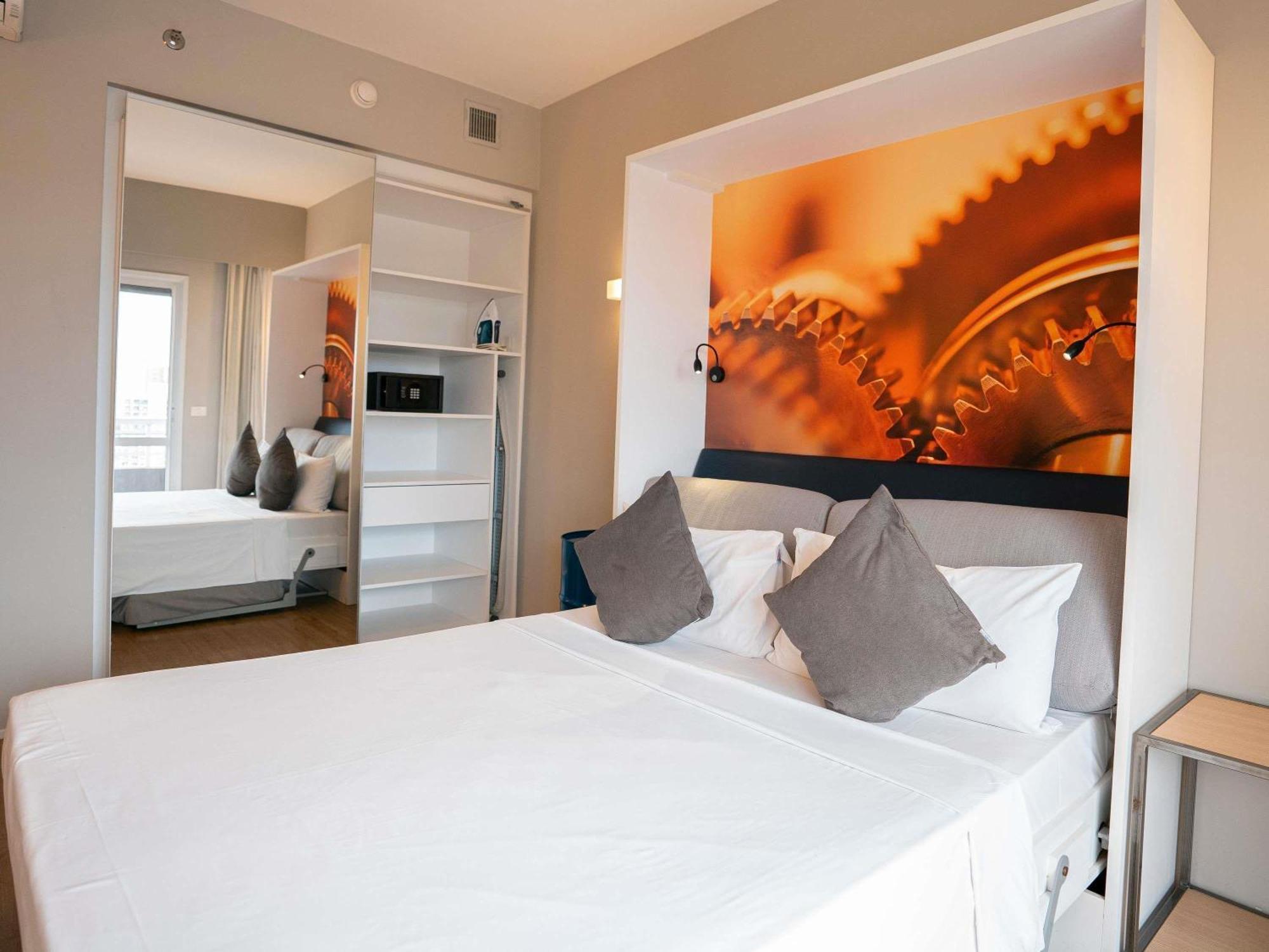Deluxe Apartment with One King Bed