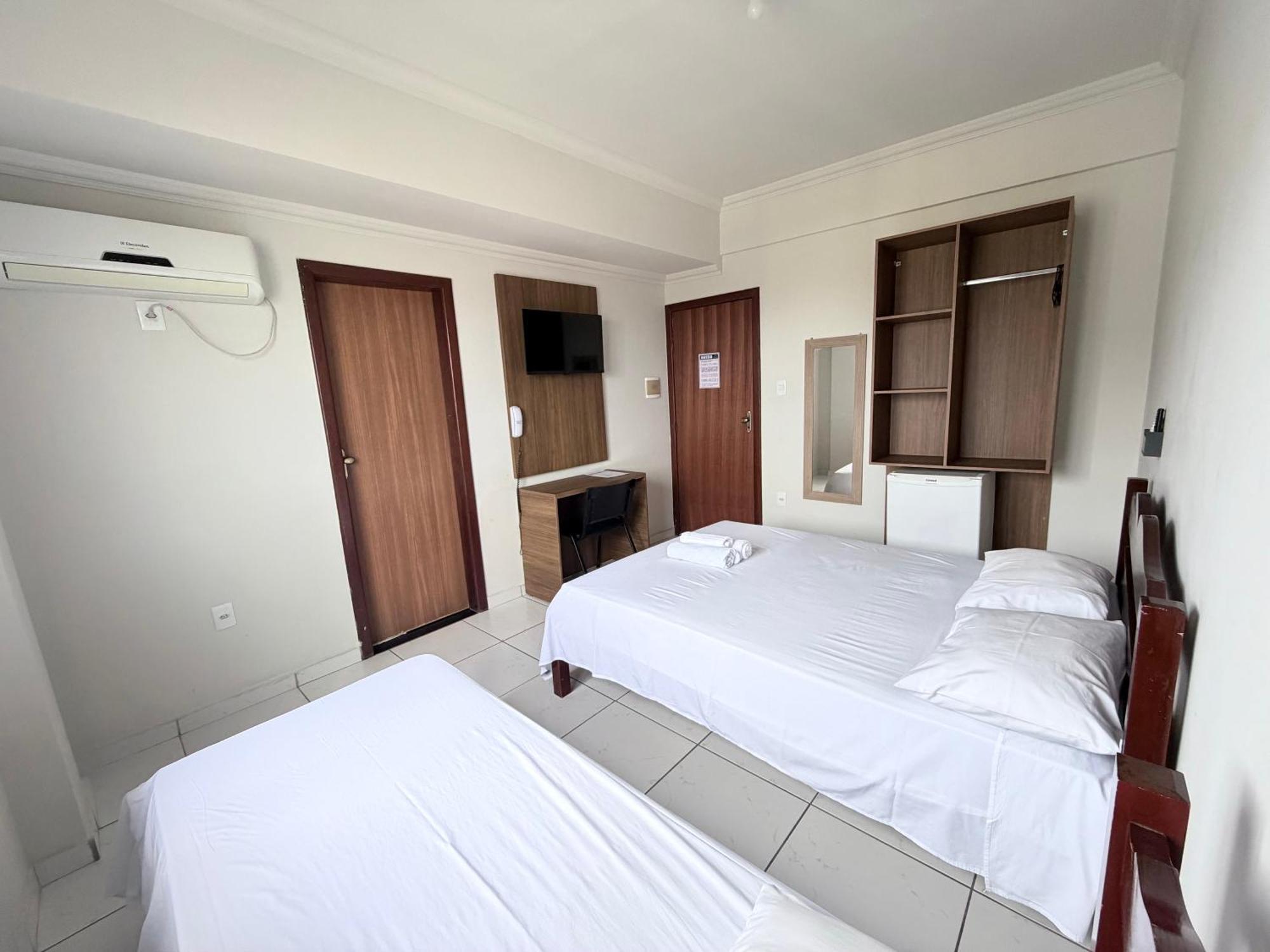 Quarto Duplo Deluxe com 1 Cama de Casal e 1 Cama Individual