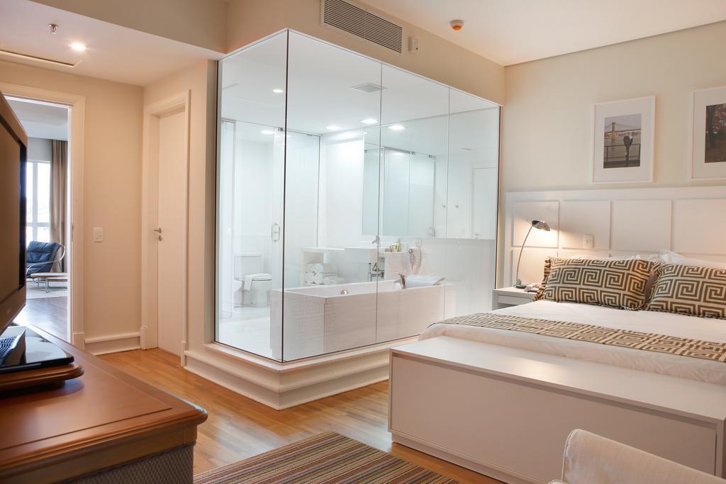 Suite de Luxo com Banheira de Hidromassagem