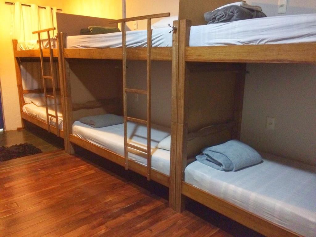 Cama num Dormitório Misto com 10 Camas e Ar Condicionado