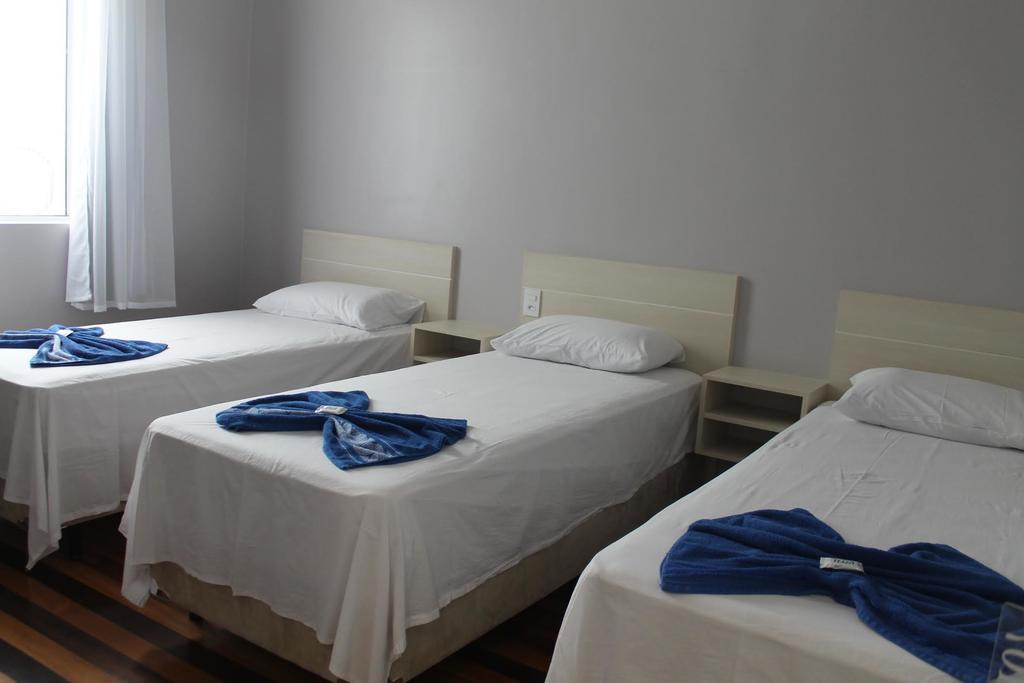 Quarto Triplo Básico com Casa de Banho Partilhada
