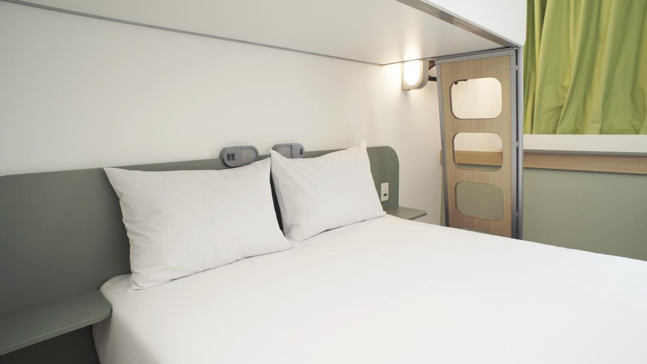 Quarto Duplo Standard com 1 Cama de Casal e 1 Cama Individual